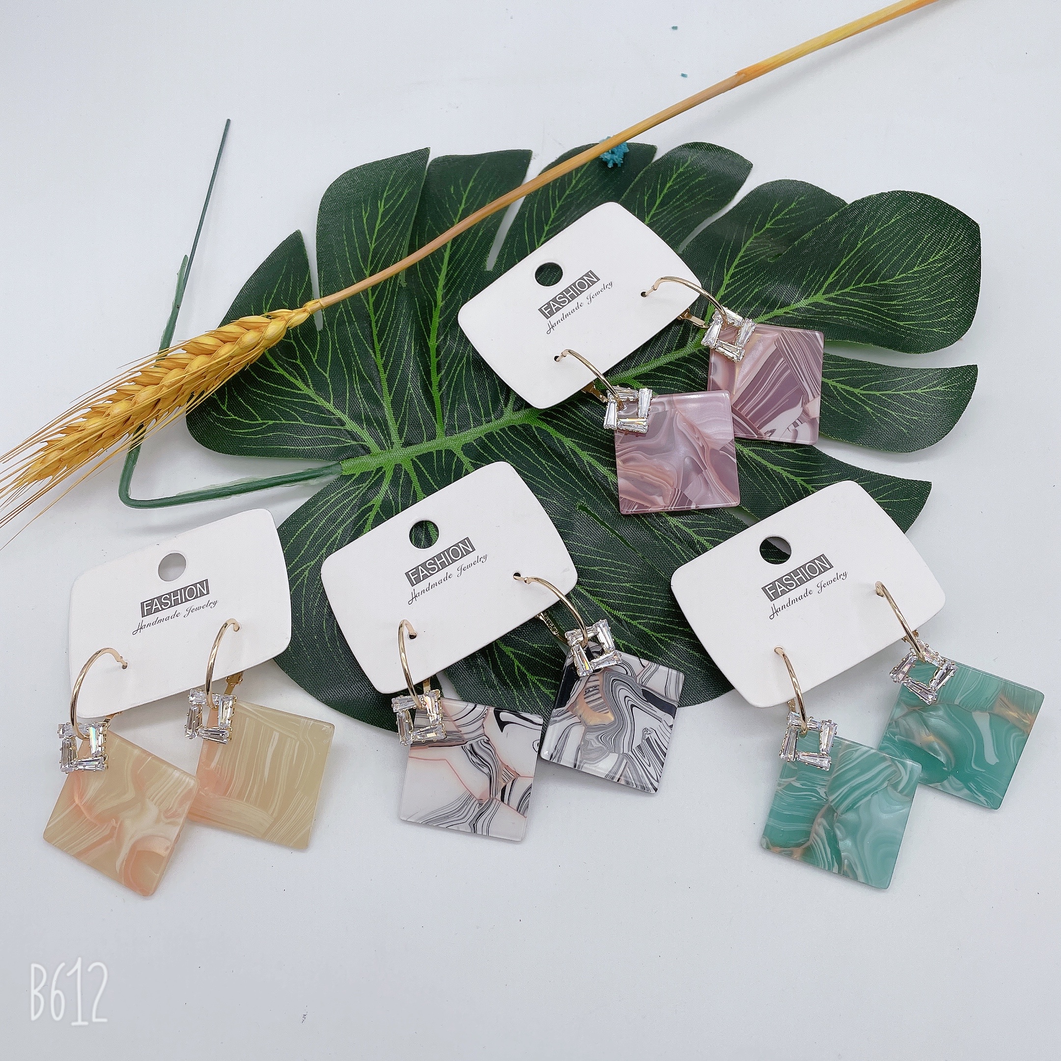 High-end earrings 2025 new bestsellers, exaggerated and trendy to show off faces, long ear studs, long and elegant earrings made of colorful acetic acid plates detail image 3