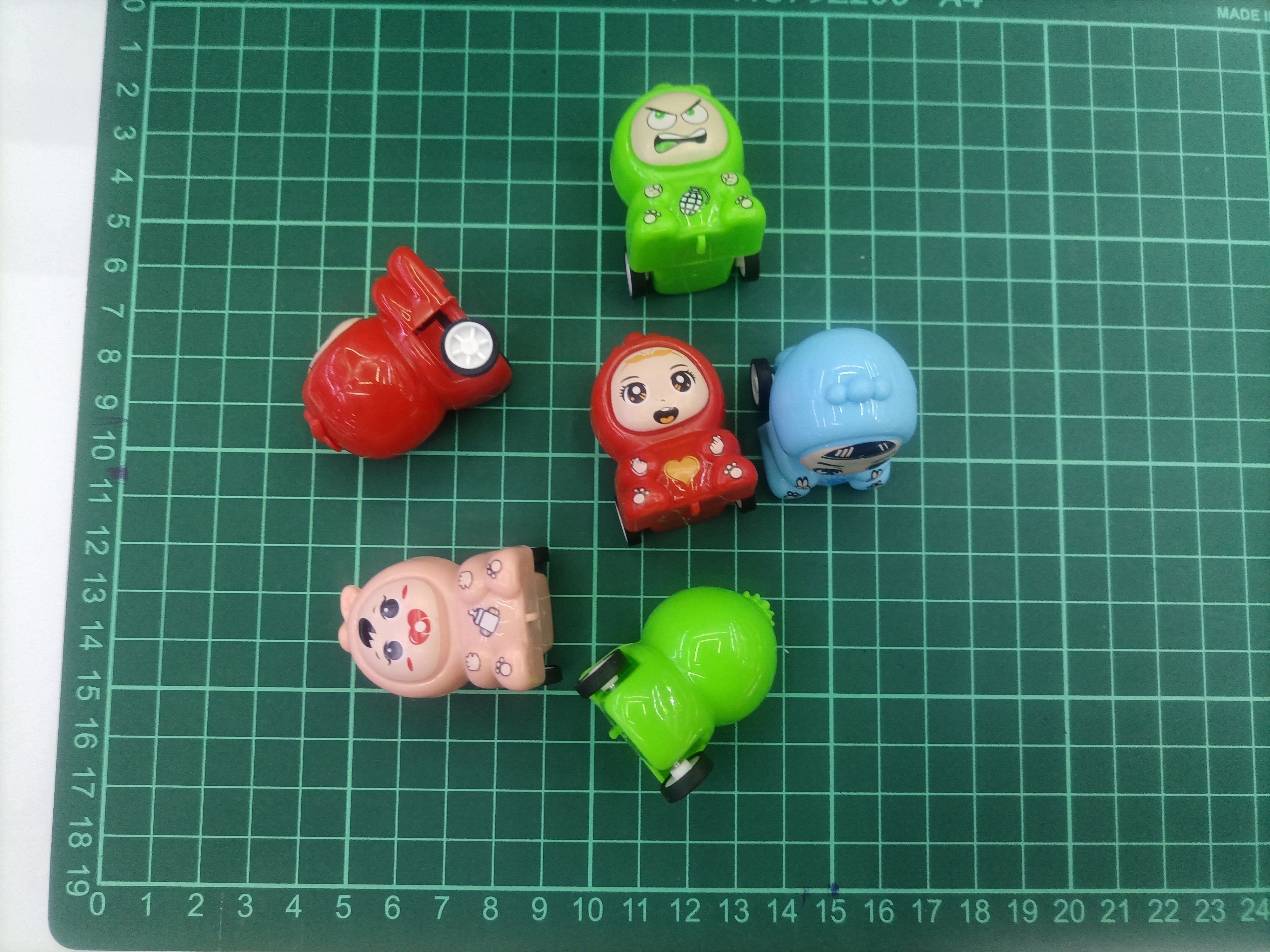 Creative cartoon fruit cub, fun rebound car, cartoon cute expressions, mini new children's gashapon toys Application Scenario