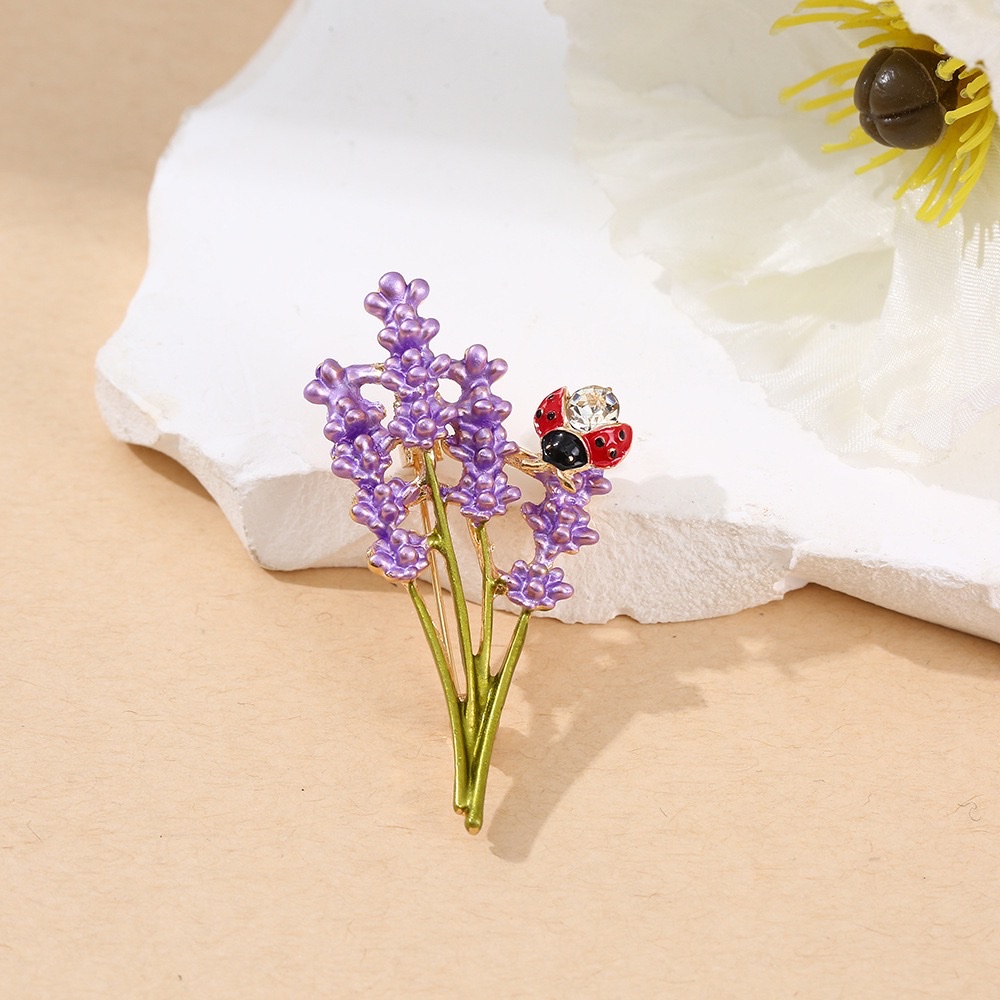 Wholesale of a fresh, romantic and high-end plant-based corsage lavender brooch with oil drip
