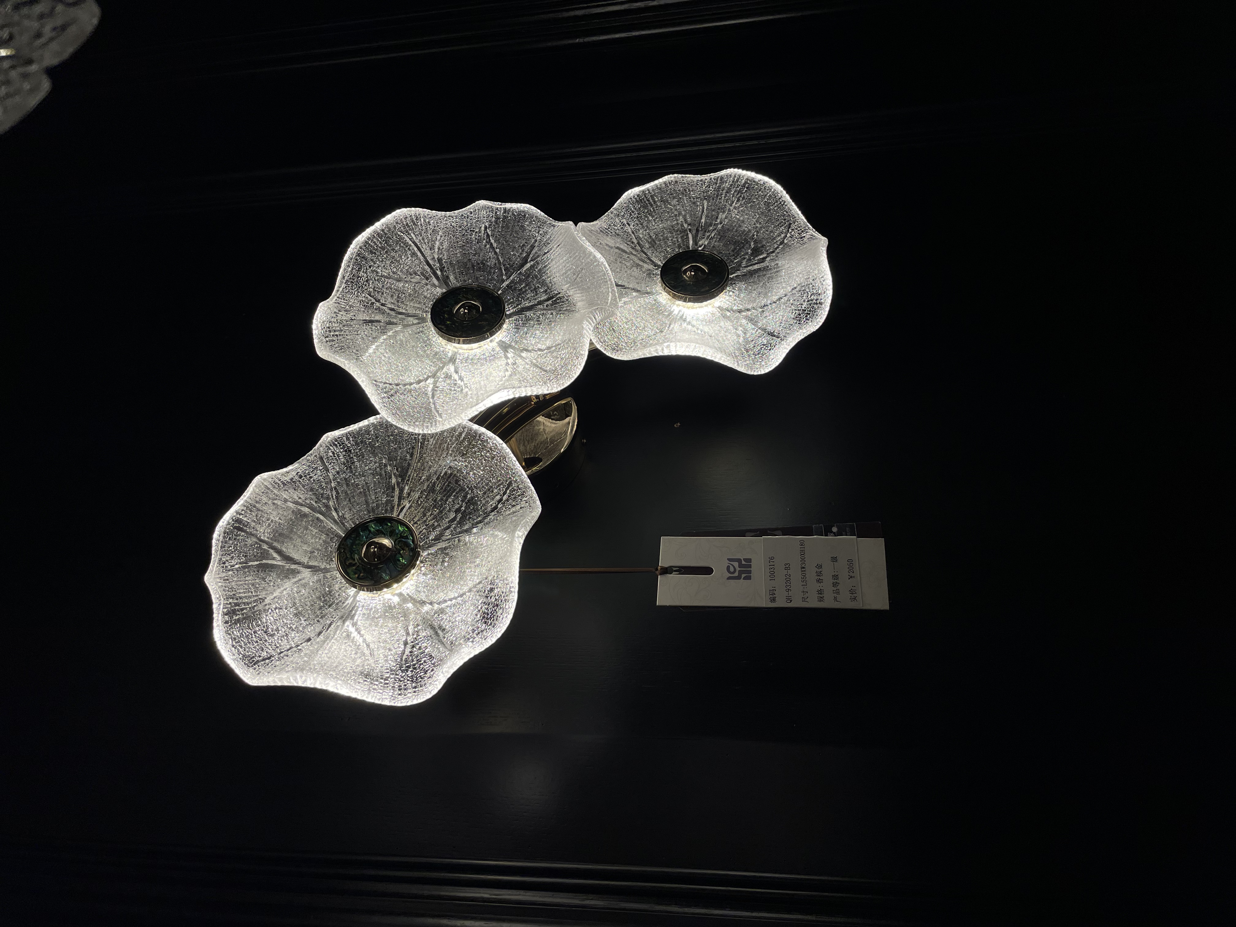 3D spliced atmosphere wall lamp, plug-in with light, human body sensor lamp, safe, energy-saving, modern and simple design lighting decoration Application Scenario