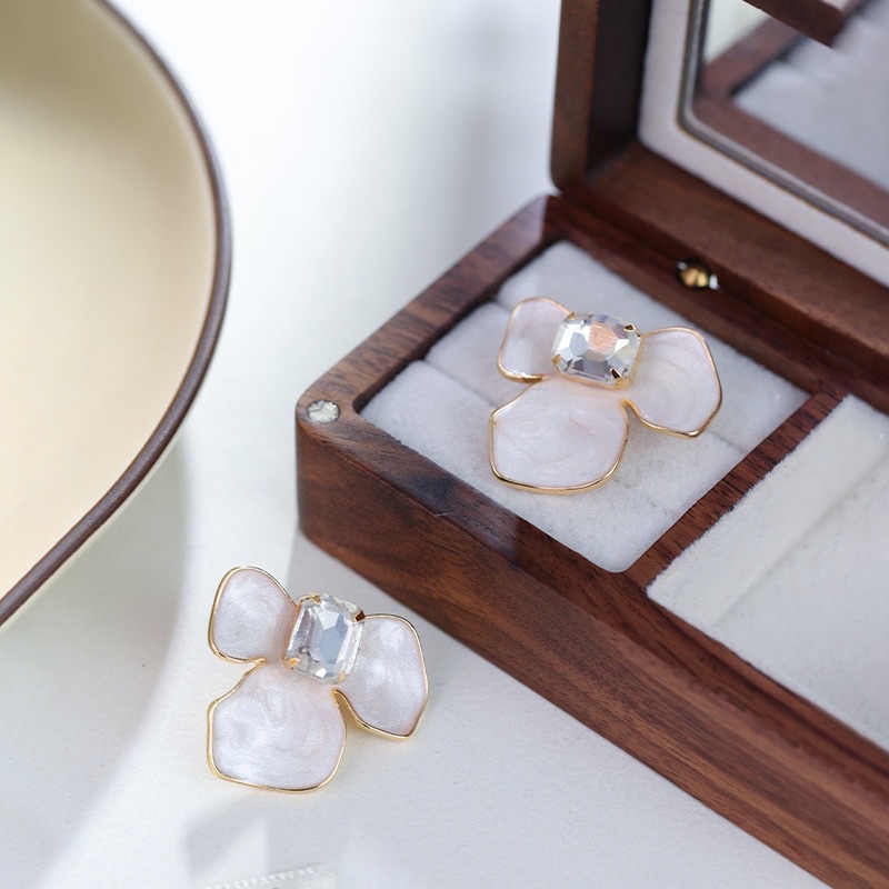 Korean-style fashionable and fresh, detachable iris flower earrings, minimalist and versatile geometric flower earrings for women, 925 silver needle detail image 8