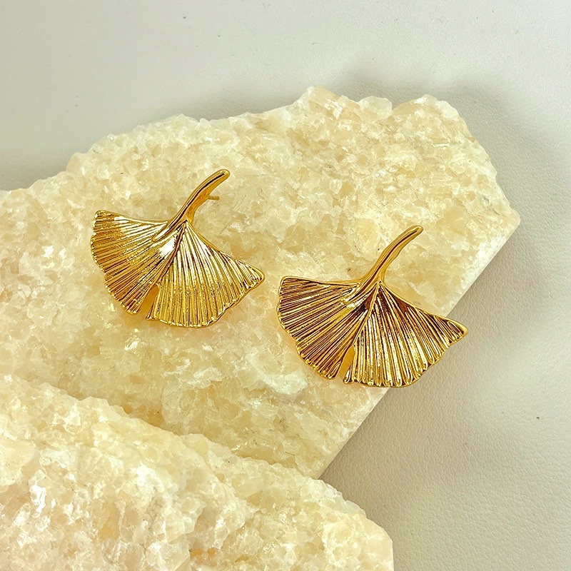 New European and American ginkgo leaf stud earrings s925 silver needle, high-end, niche, individual and exaggerated earrings, alloy leaf earrings detail image 6