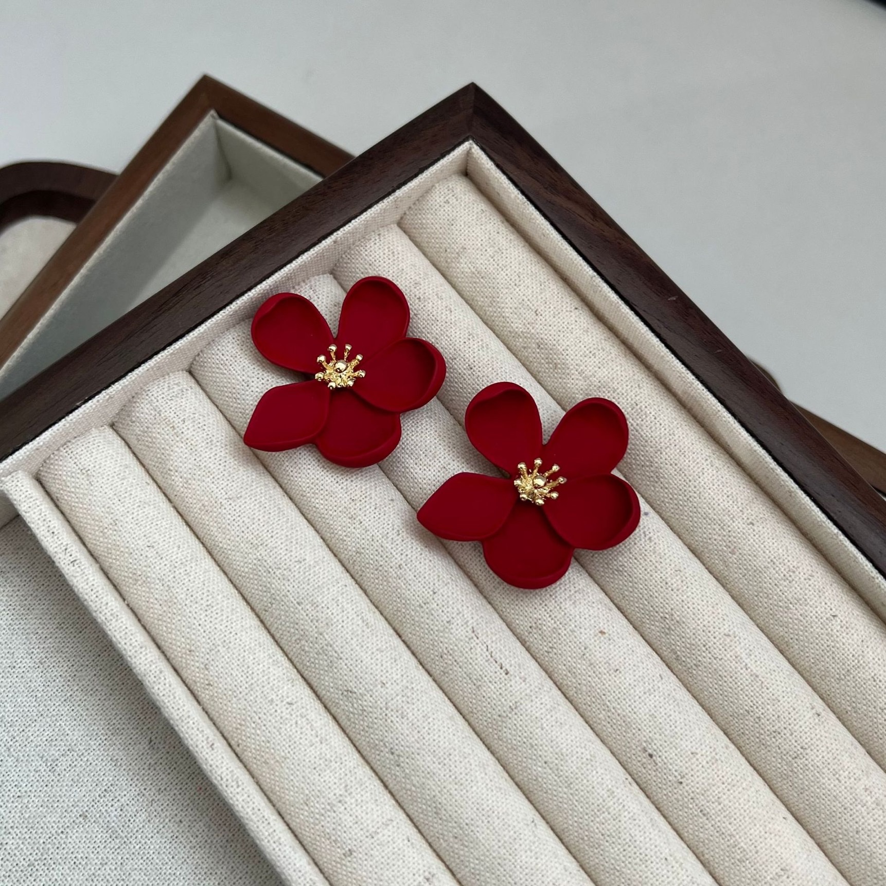 European and American holiday retro French metal flower earrings, exaggerated light luxury and high-end design, fairy-like stud earrings detail image 2