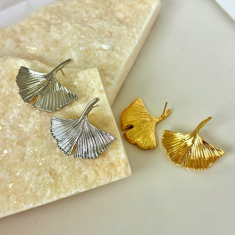 New European and American ginkgo leaf stud earrings s925 silver needle, high-end, niche, individual and exaggerated earrings, alloy leaf earrings Specification image