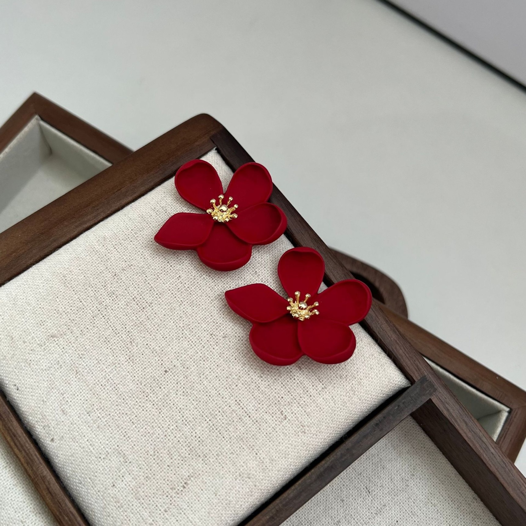 European and American holiday retro French metal flower earrings, exaggerated light luxury and high-end design, fairy-like stud earrings Item Picture