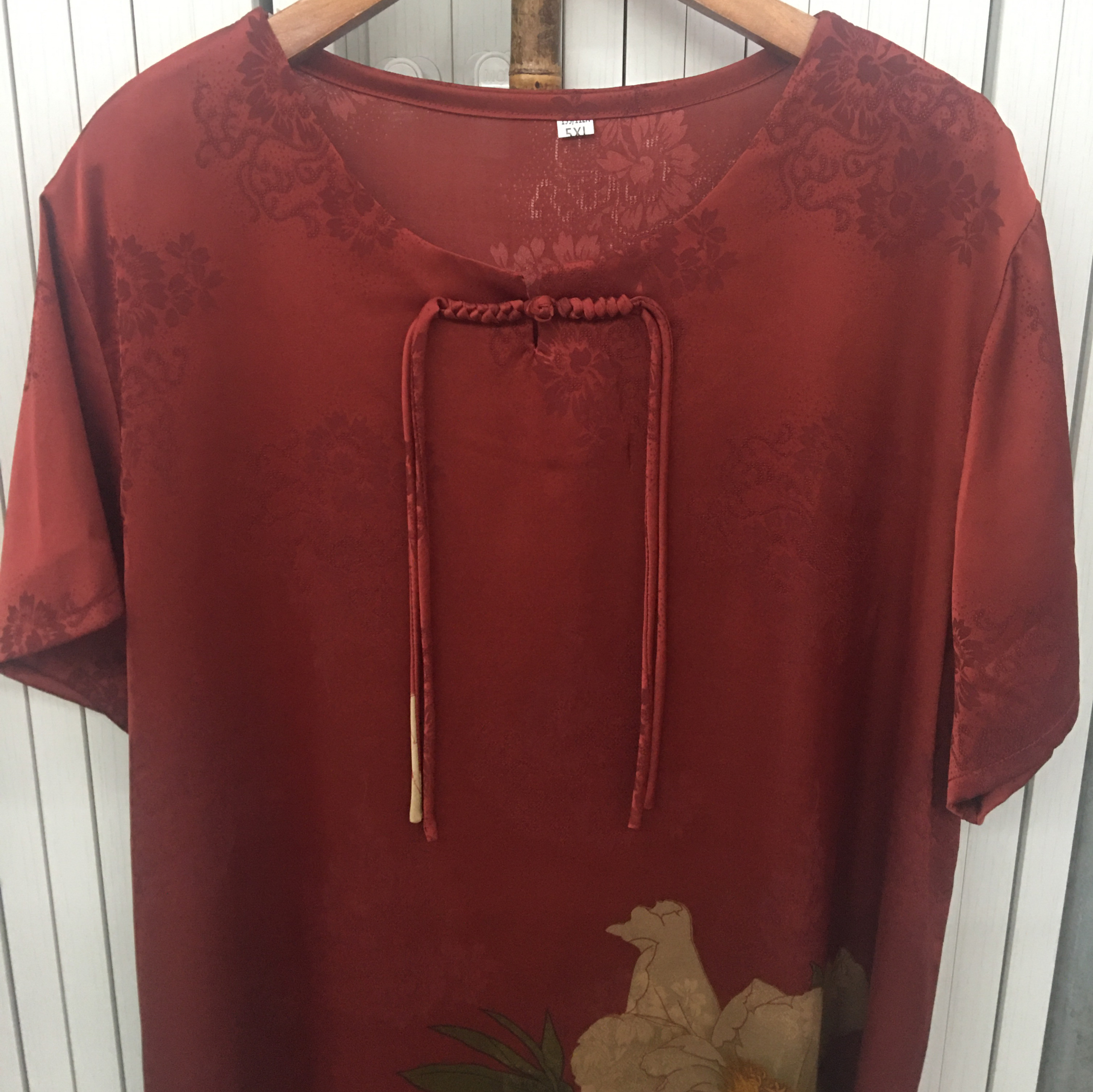 In 2025, a new style of fashionable women's dress for the middle-aged and elderly, a silk-like printed short-sleeved dress, will be launched