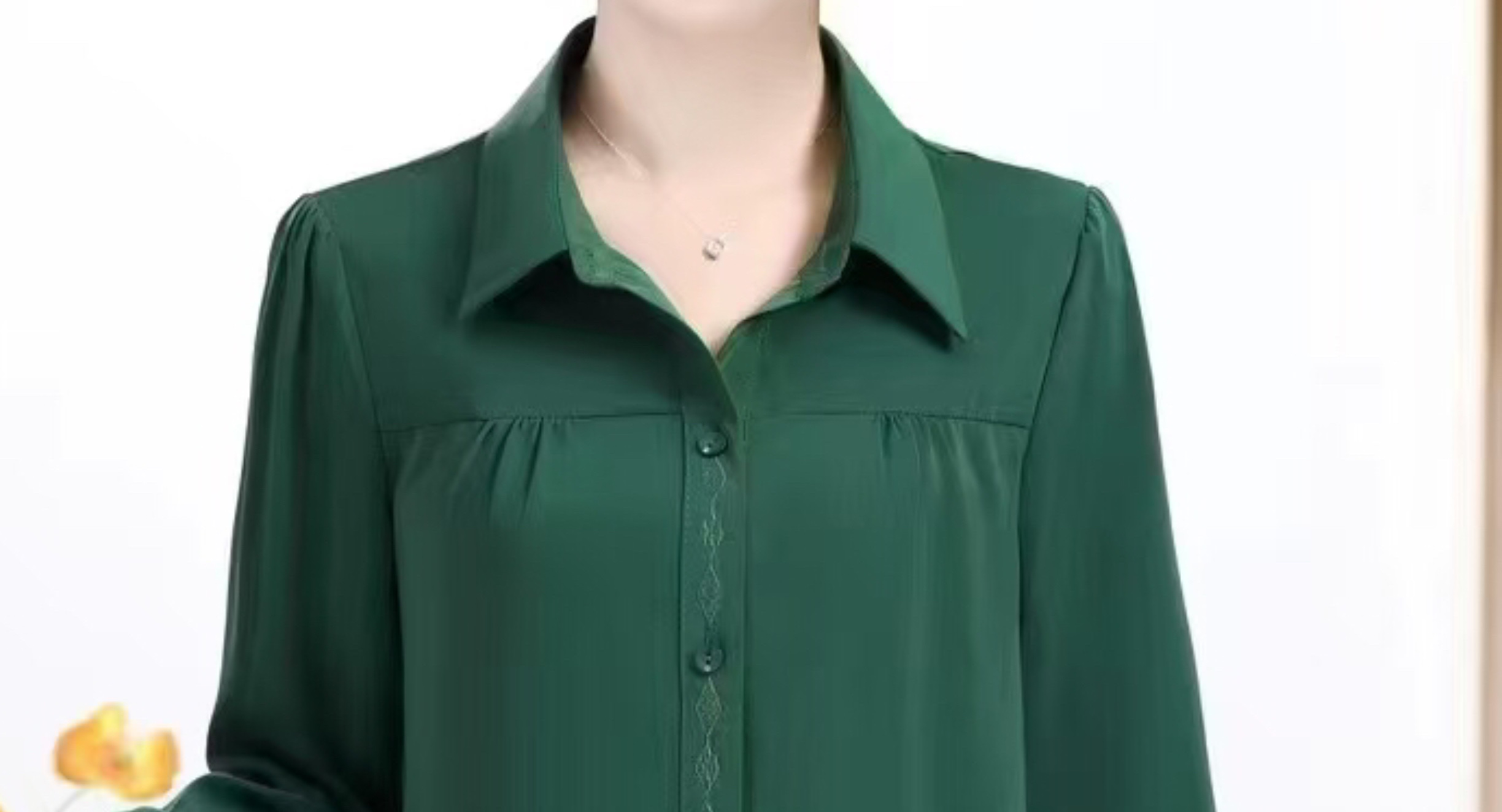 New arrivals for Spring/Autumn 2025 women's wear: Green long-sleeved tops, trendy and fashionable middle-aged clothing, available in sizes from XL to 3XL Application Scenario