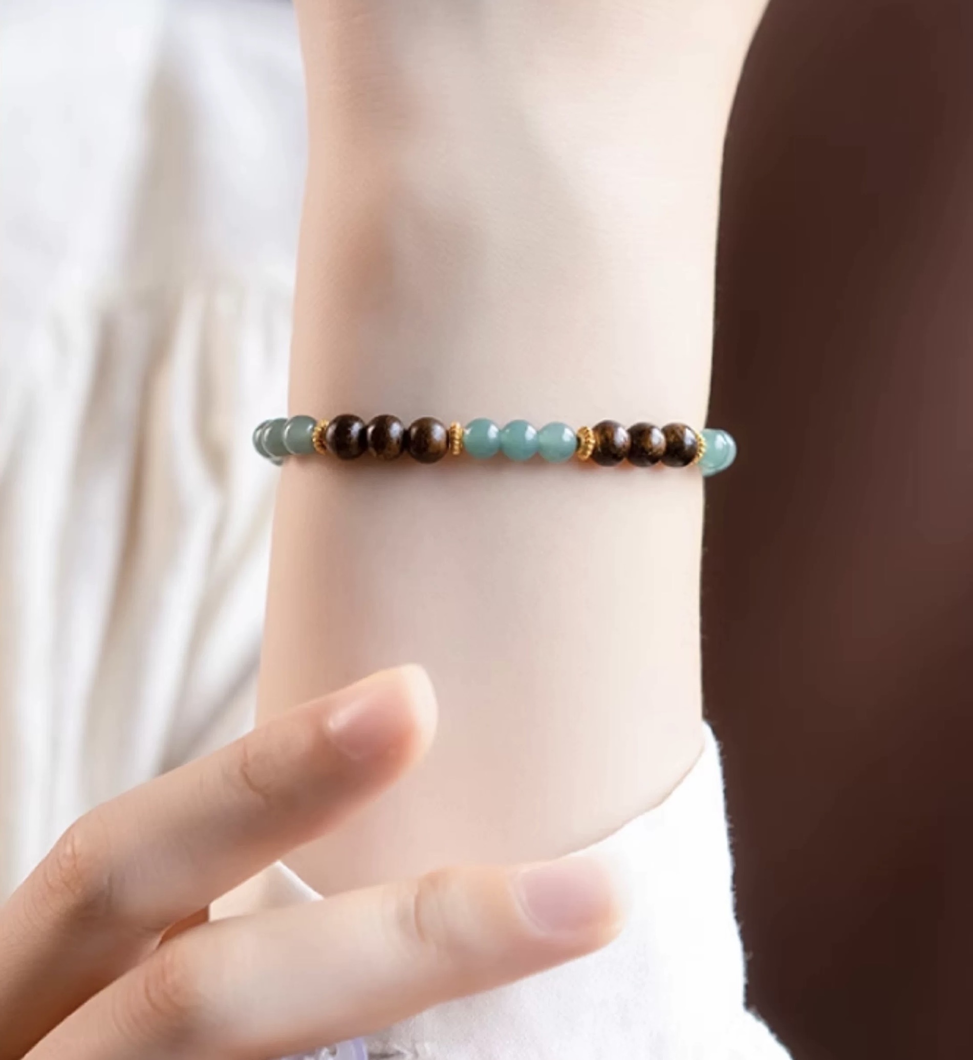 Jade bracelet, natural blue water, jade, agarwood, wood bracelet, women's blue gemstone, high-end feel, crystal beads Specification image