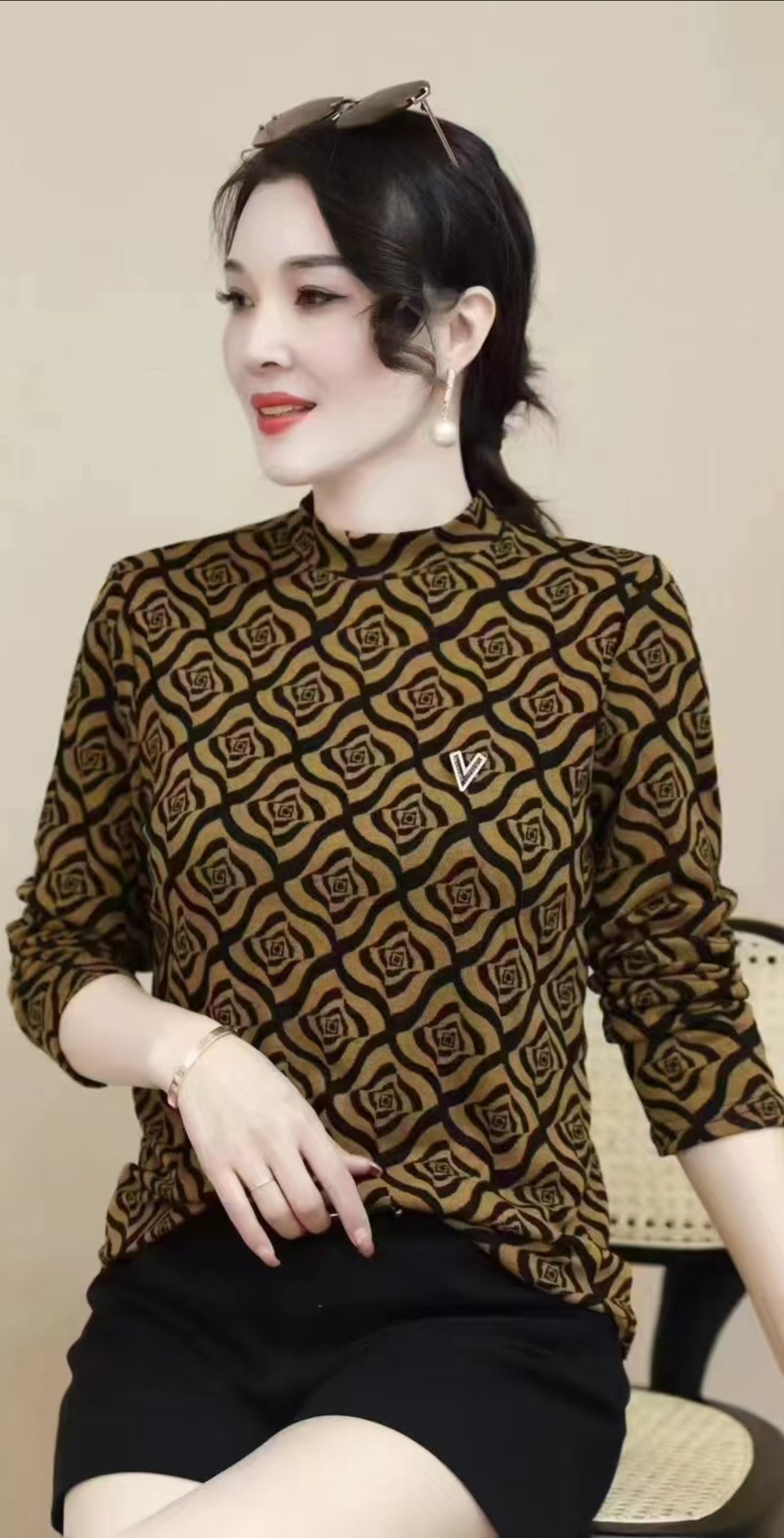 New arrivals: Spring/Autumn 2025 Women's mink long-sleeved top, a trendy and fashionable middle-aged outfit. Sizes: XL-3XL detail image 4