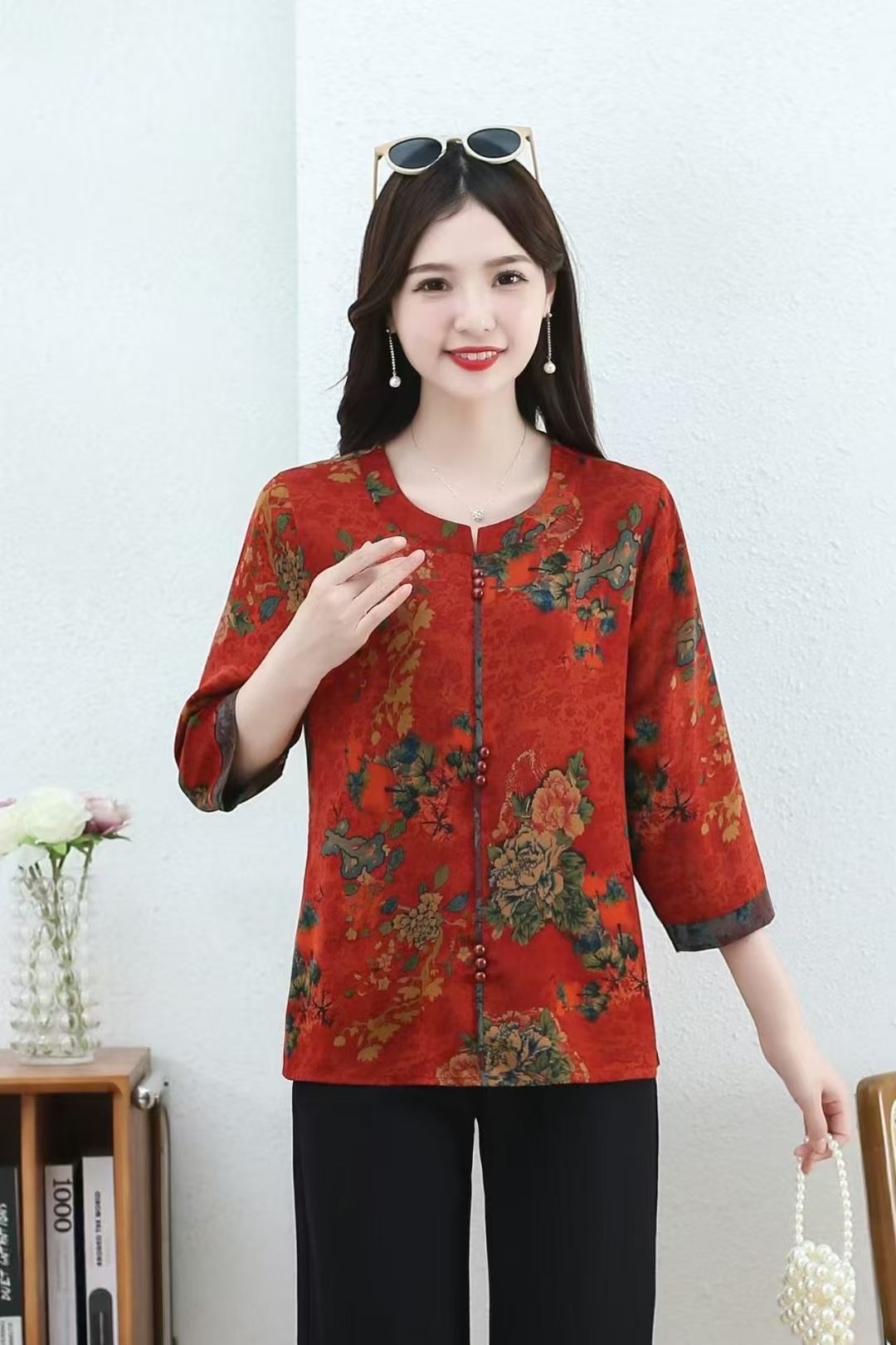New arrivals for Spring/Autumn 2025 women's mid-sleeved tops are in vogue. Fashionable middle-aged clothing sizes range from XL to 3XL Specification image