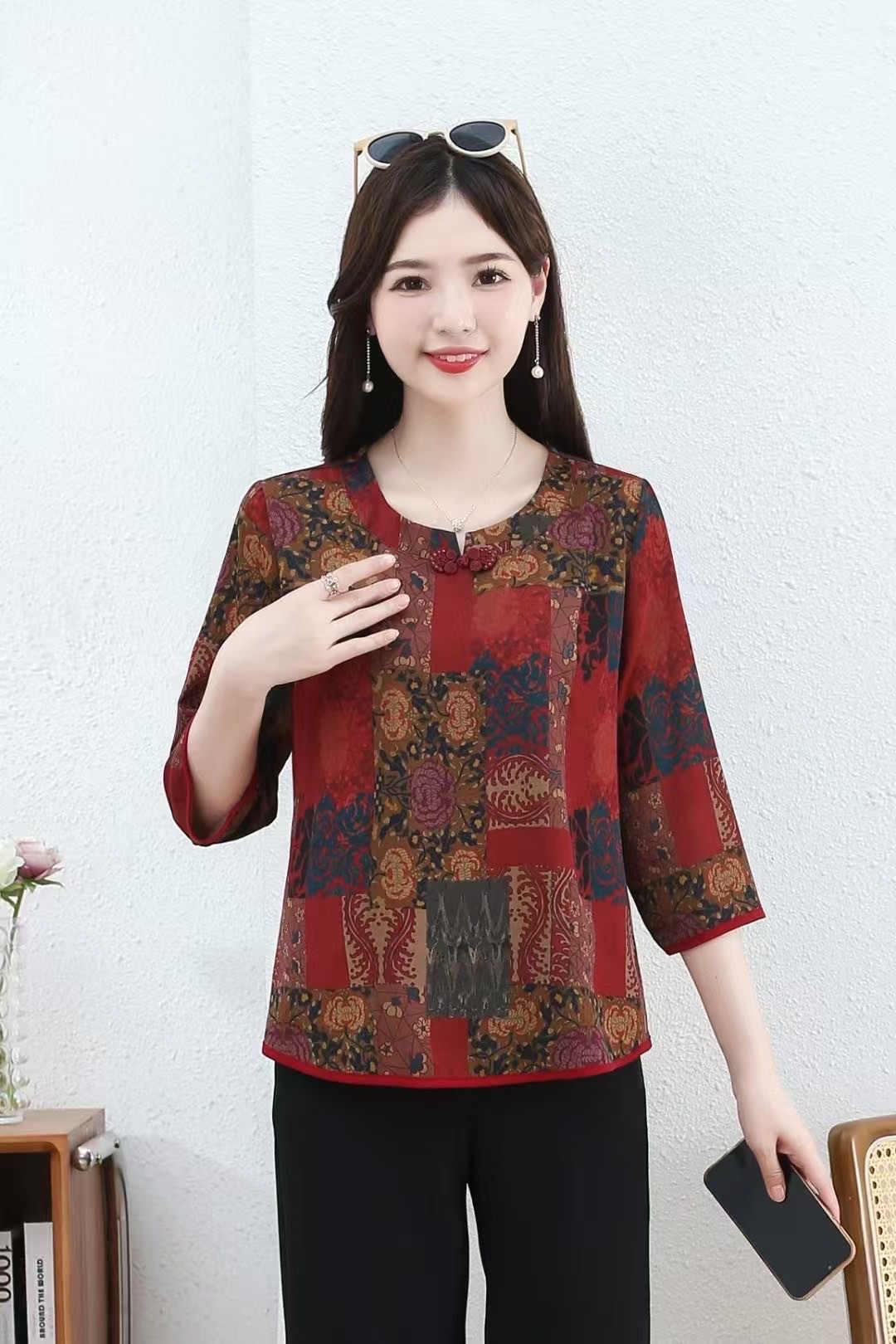 New arrivals: Spring/Autumn 2025 Women's mid-sleeved flowered tops, a trendy and fashionable middle-aged outfit available in sizes from XL to 3XL detail image 4