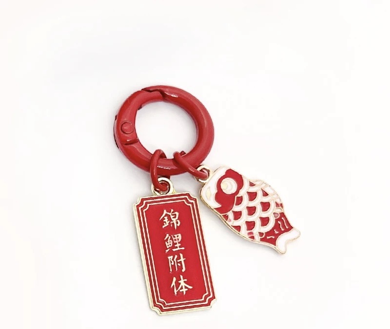 The national trend car keychain is attached with a koi fish