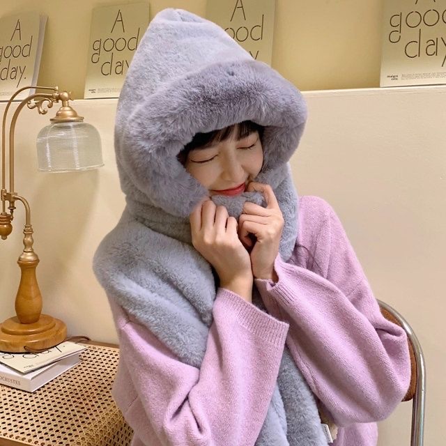 A new winter plush hat for women, a warm, thickened and fleece three-piece set of scarf, hat and gloves. It's cute for cycling Item Picture