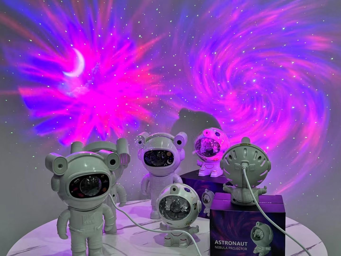 坐姿太空人漩涡氛围灯