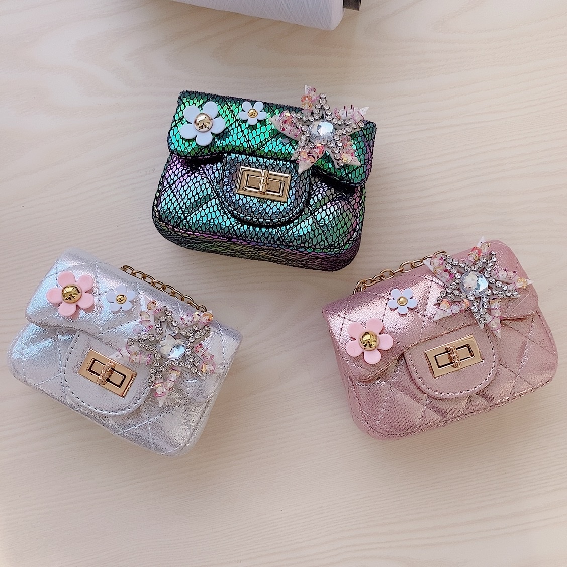 亮皮小花朵图案时尚小斜跨包l亮片手工五角形小配饰可爱公主包