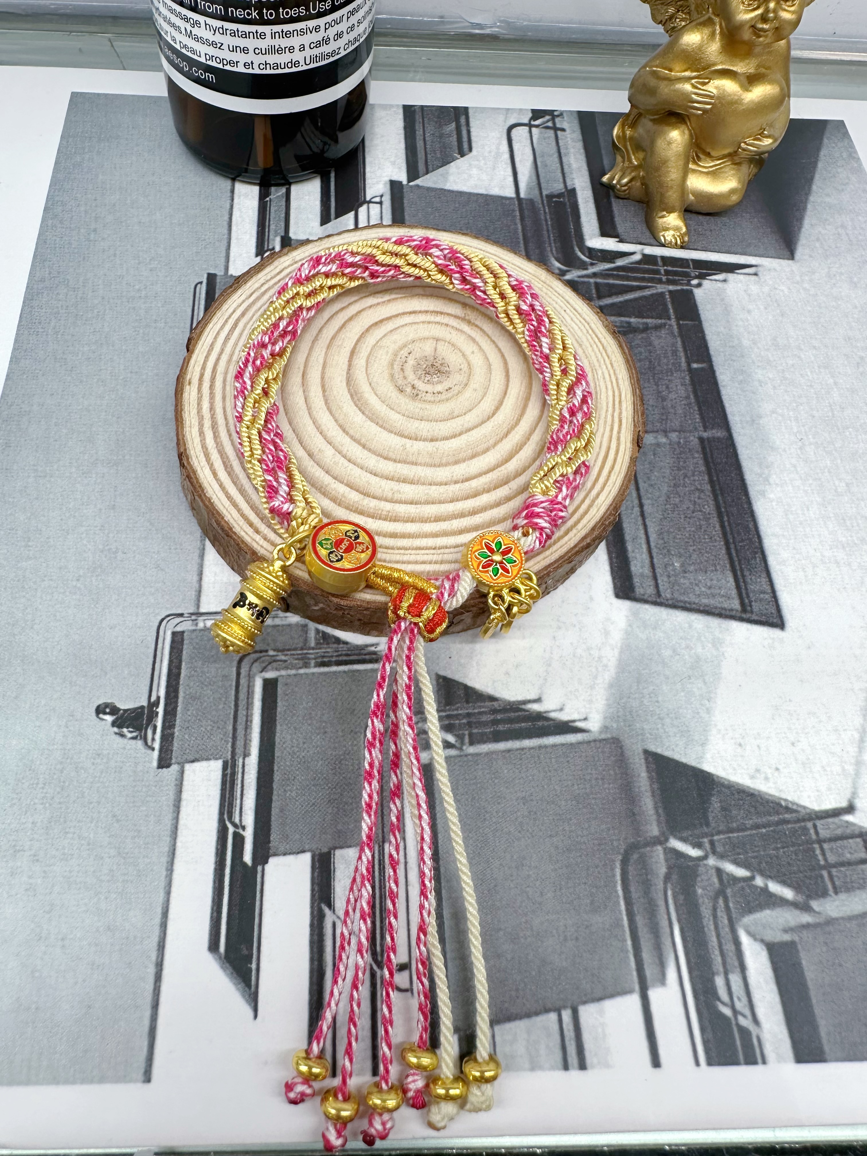 Wholesale of Chinese-style Tibetan hand-woven rope six-character mantra hand-woven Thangka reincarnation bracelets Application Scenario