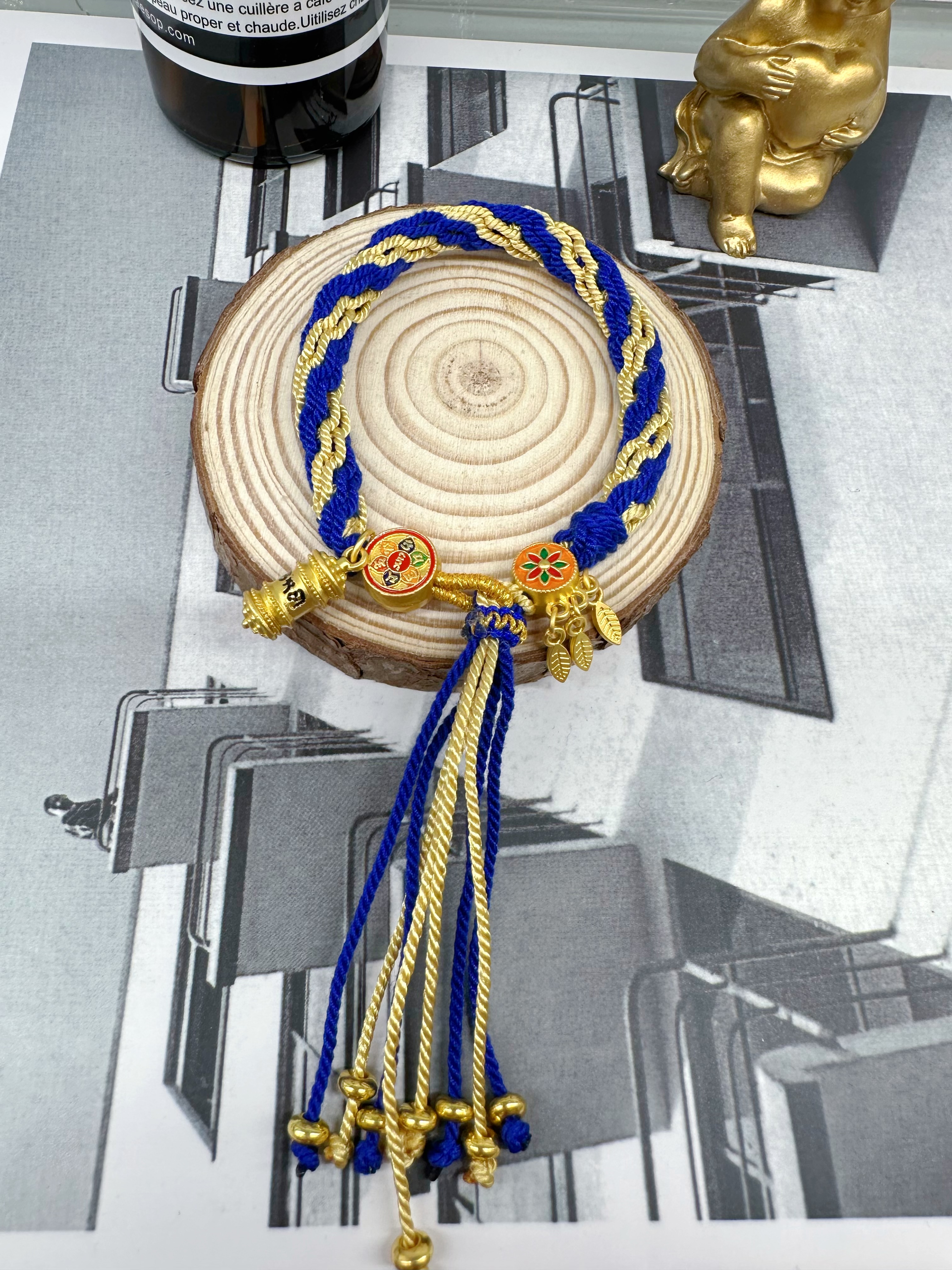 Wholesale of Chinese-style Tibetan hand-woven rope six-character mantra hand-woven Thangka reincarnation bracelets Specification image