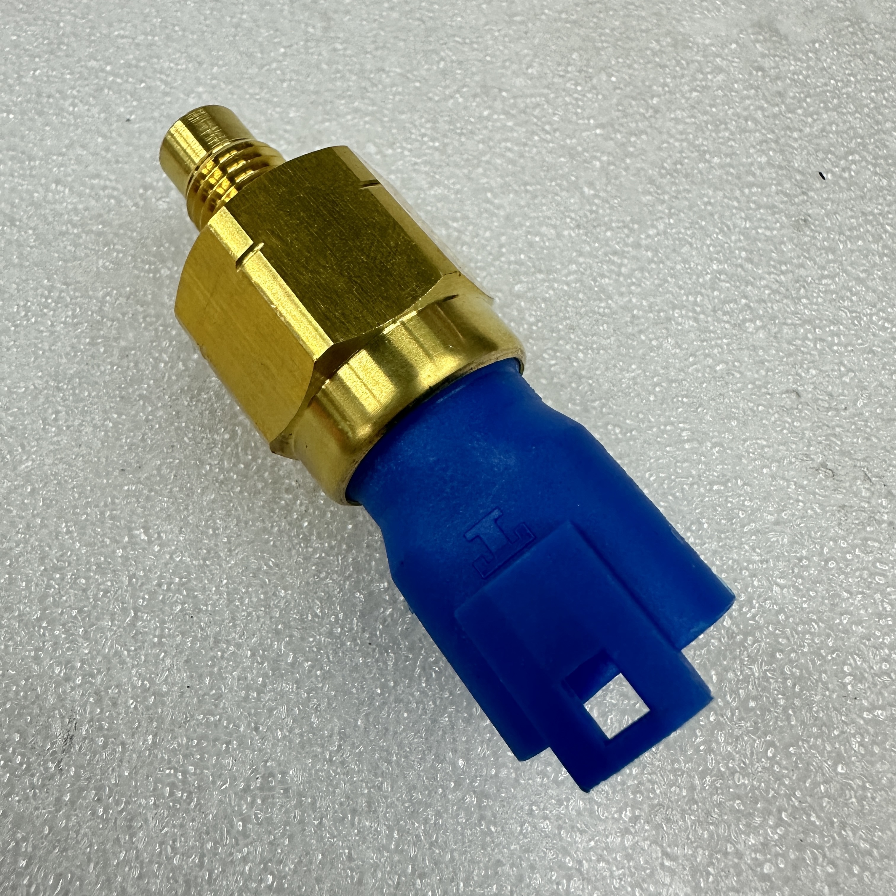 工程车配件适用于JCB杰西博发动机机油压力传感器 320/04558白底实物图