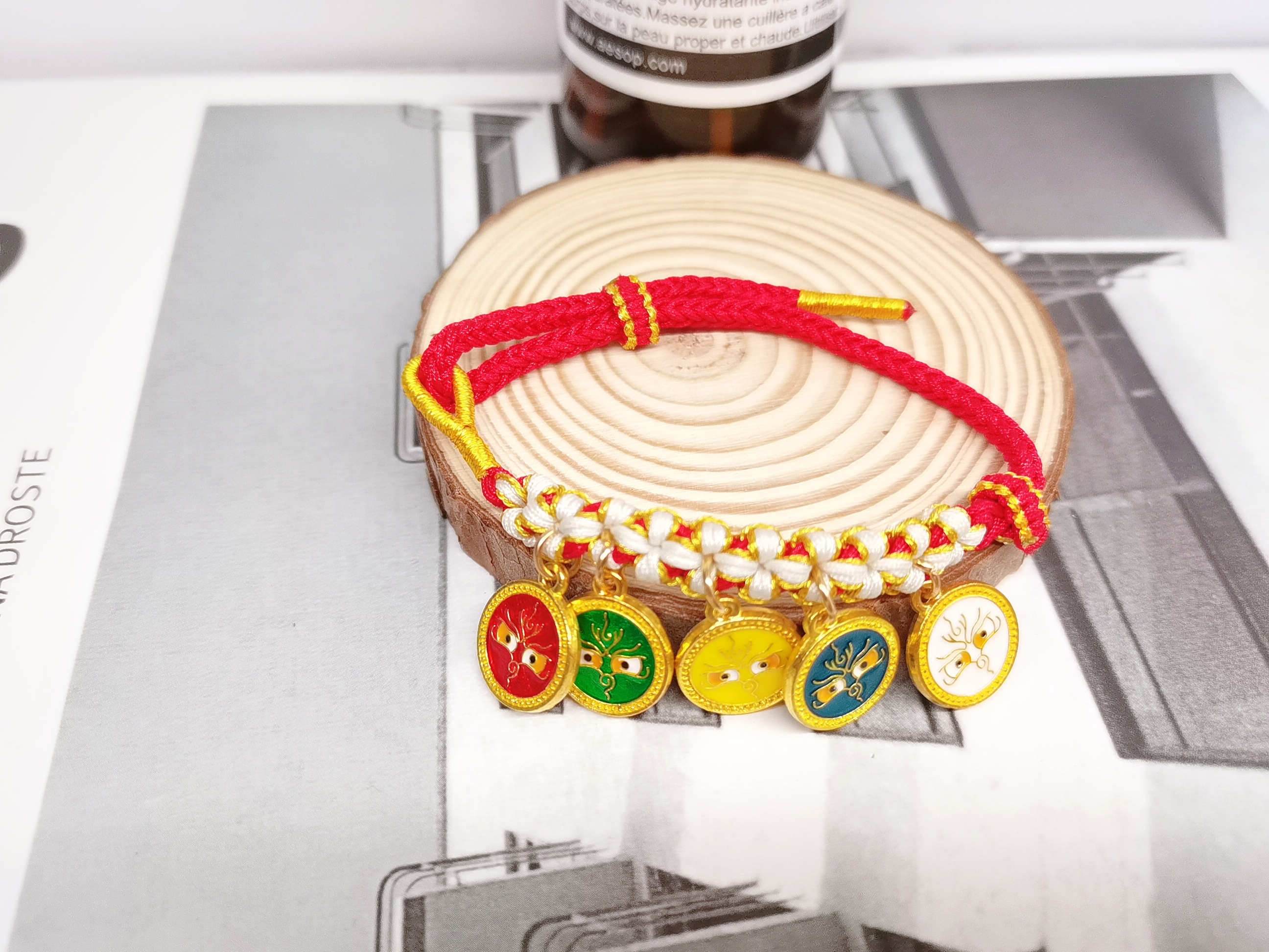 The Chinese-style Tibetan five-way God of Wealth peach blossom bracelet is hand-woven with ethnic colorful threads Item Picture