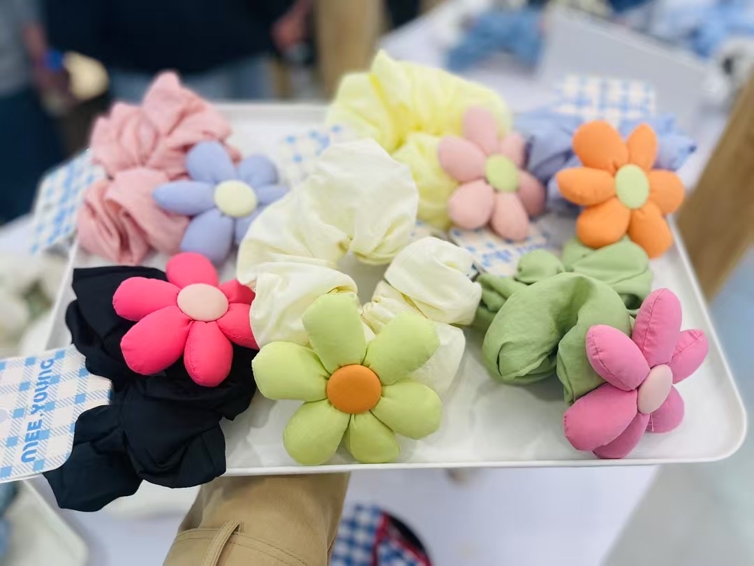 Exquisitely Designed Flower-Shaped Hair Accessories And Hairpins, Made Of Eco-Friendly Materials, Fashionable, Beautiful And Cute details Picture