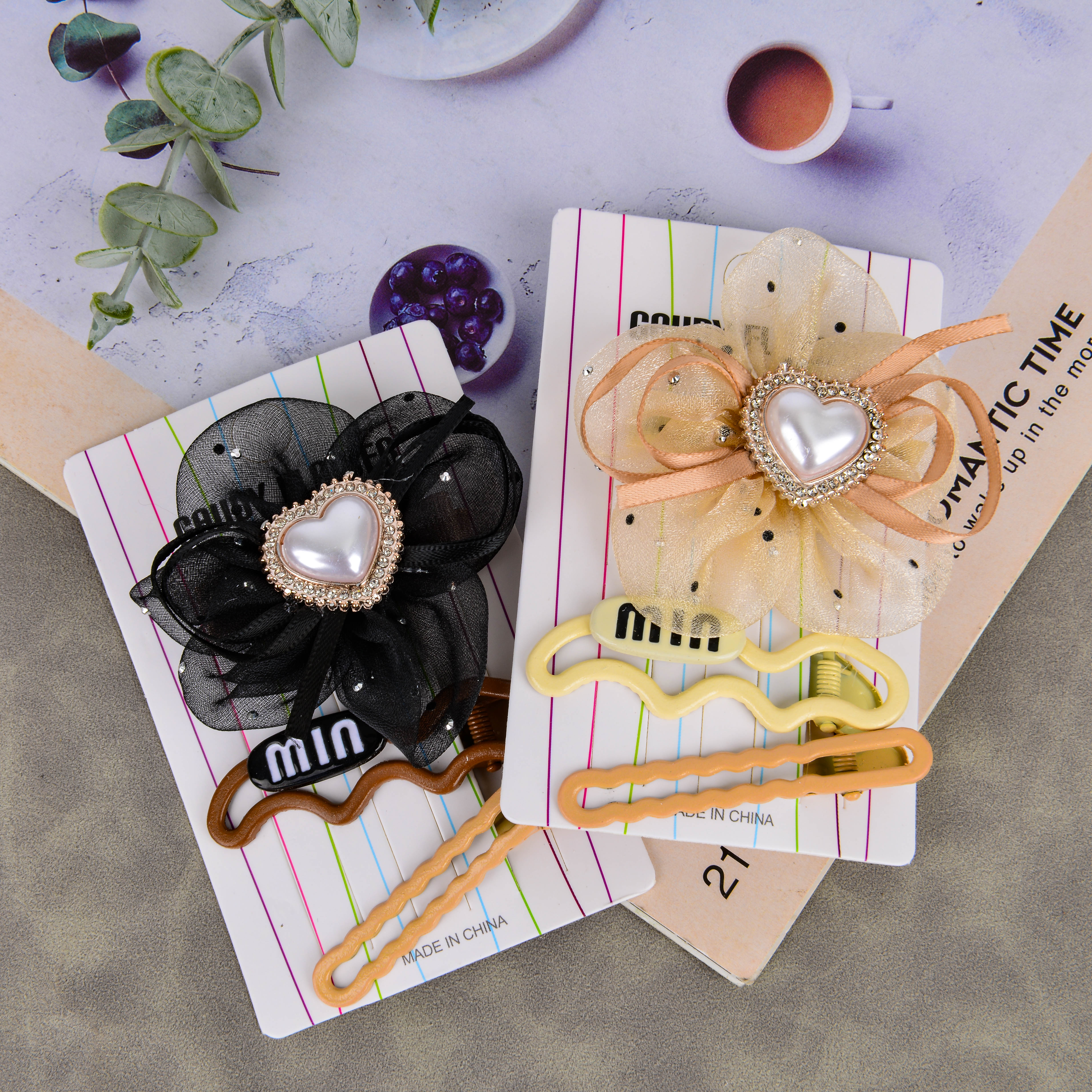 Children's special scratch-off and diamond-tipped hair clips are fashionable and cute hair accessories. They hold firmly without slipping and are lightweight and portable details Picture