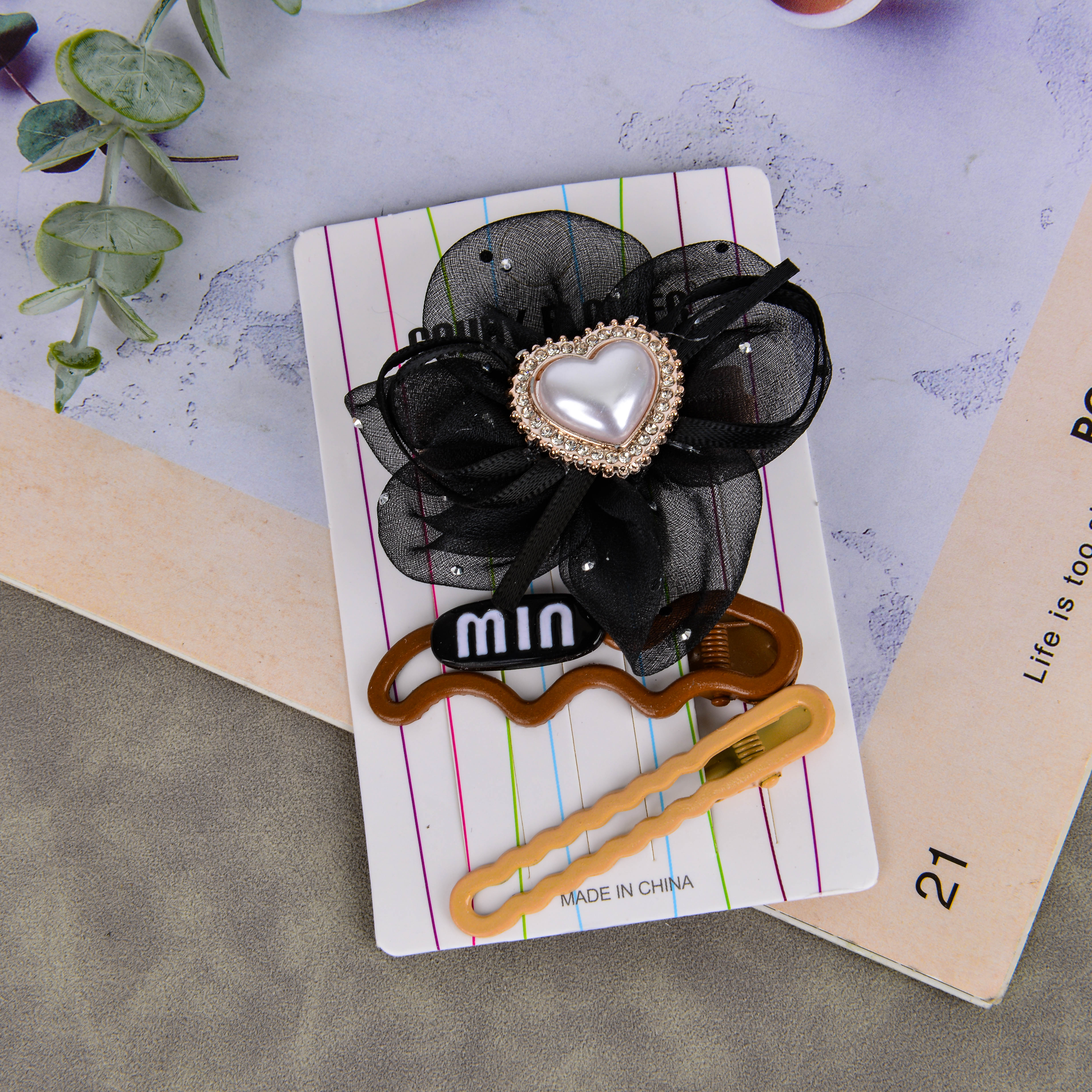 Children's special scratch-off and diamond-tipped hair clips are fashionable and cute hair accessories. They hold firmly without slipping and are lightweight and portable Specification image