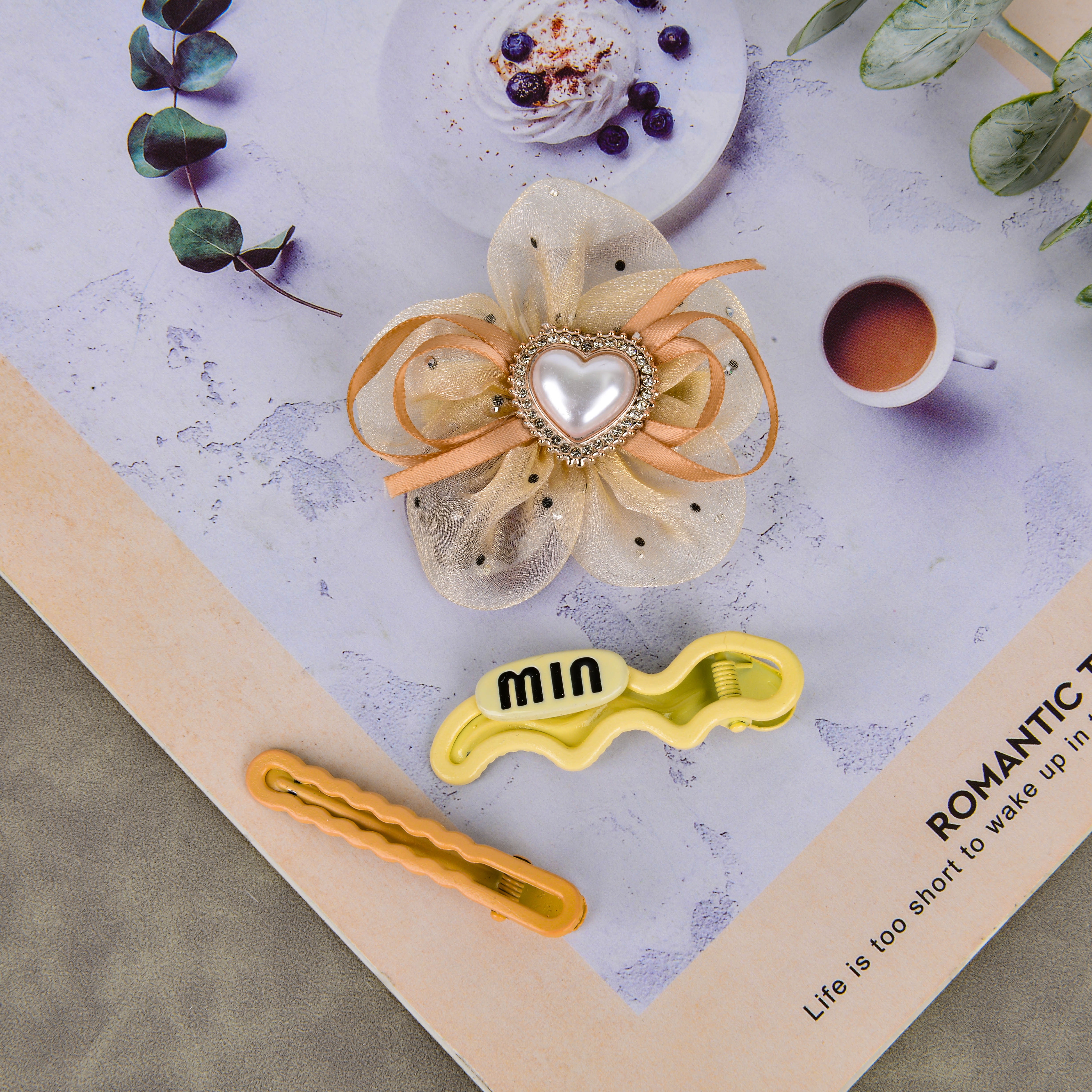 Children's special scratch-off and diamond-tipped hair clips are fashionable and cute hair accessories. They hold firmly without slipping and are lightweight and portable Item Picture