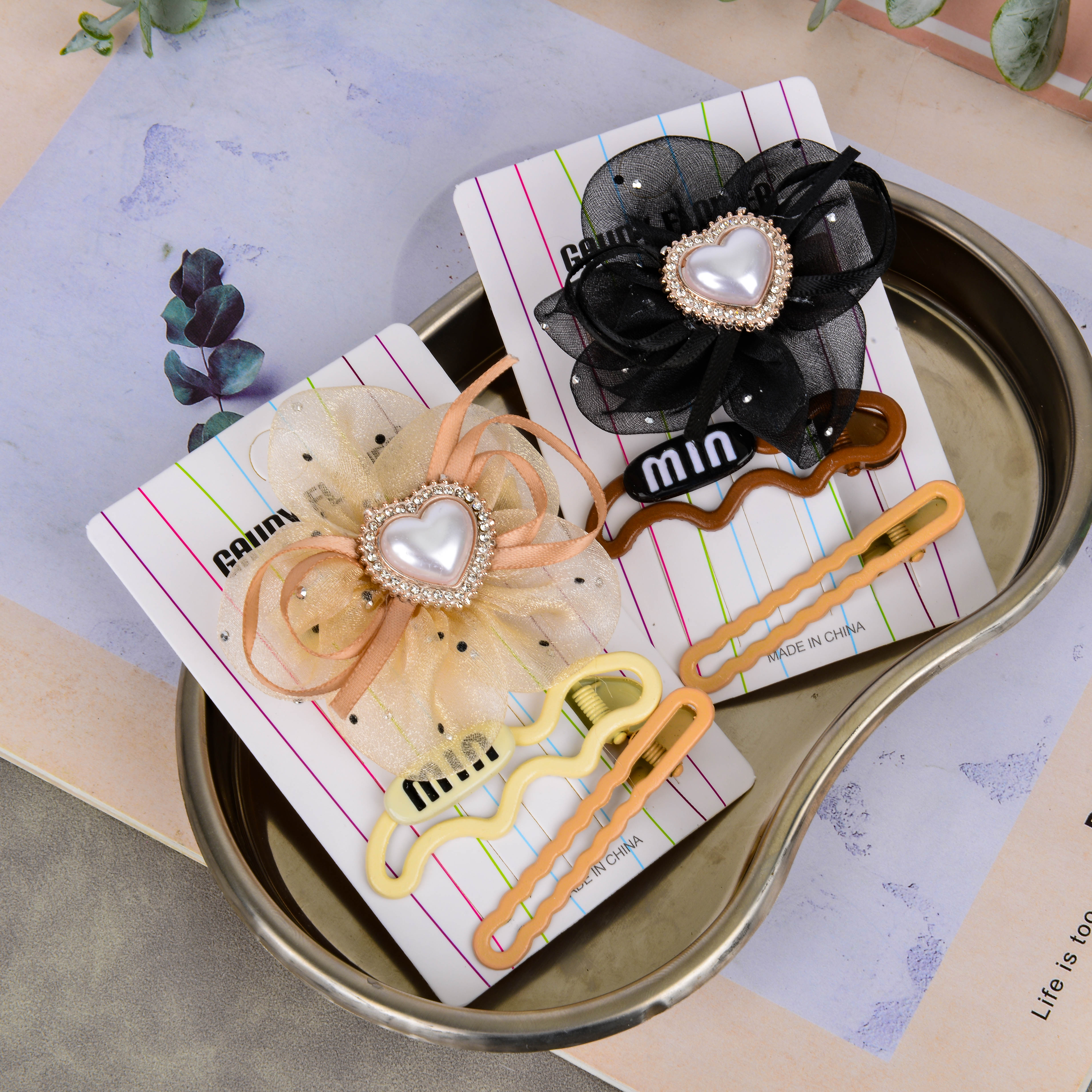 Children's special scratch-off and diamond-tipped hair clips are fashionable and cute hair accessories. They hold firmly without slipping and are lightweight and portable Application Scenario