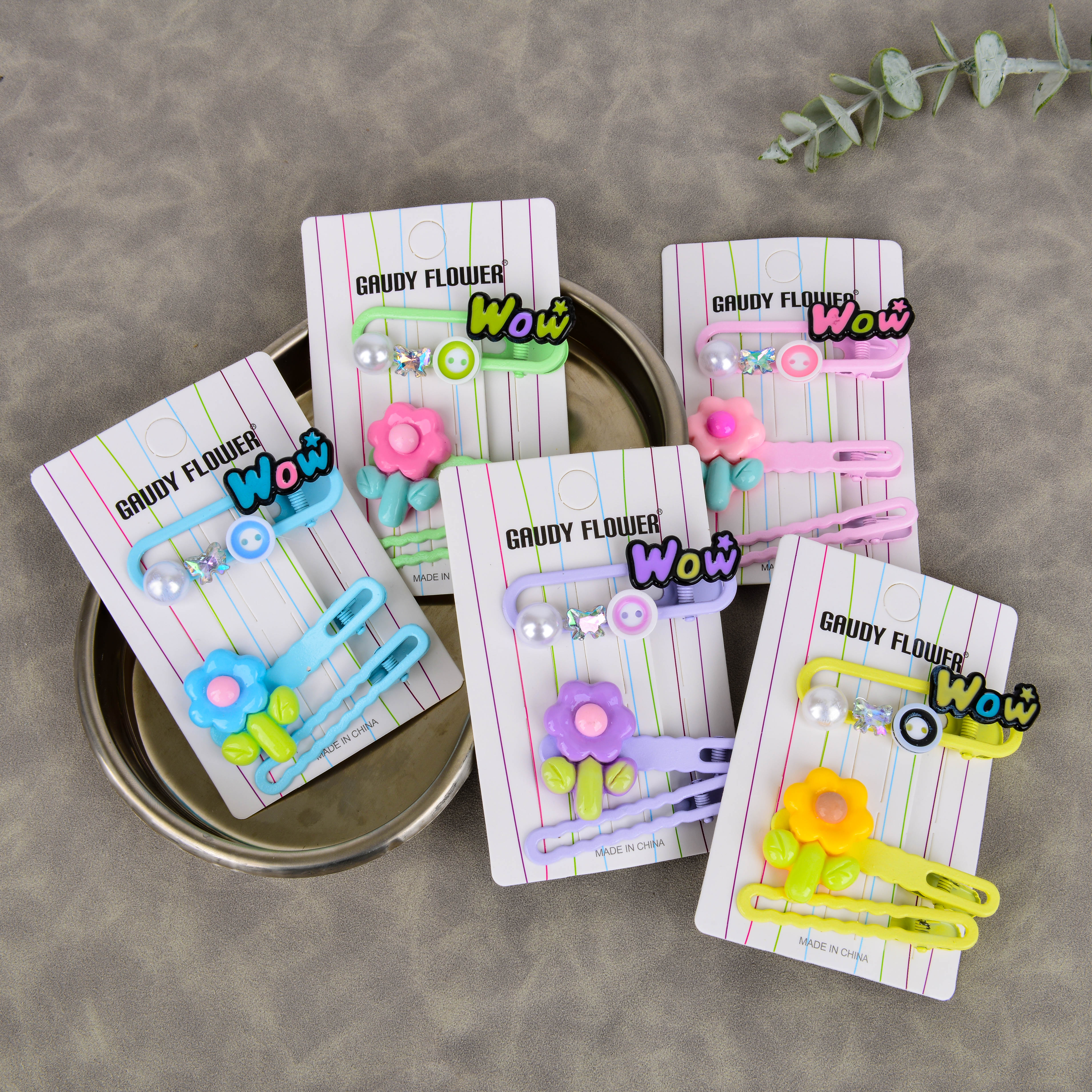 The fashionable and cute hair accessory, the hair clamp, is stable and won't slip off details Picture