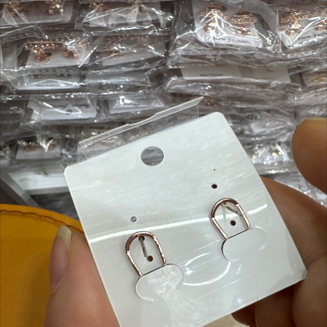 饰品精致耳钉 时尚女士耳环 高质量耐久耳饰品产品图