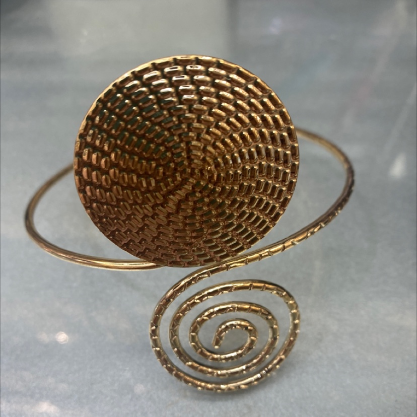 Exquisite bracelets, fashionable jewelry, beautiful ornaments, shining and outstanding bracelets details Picture