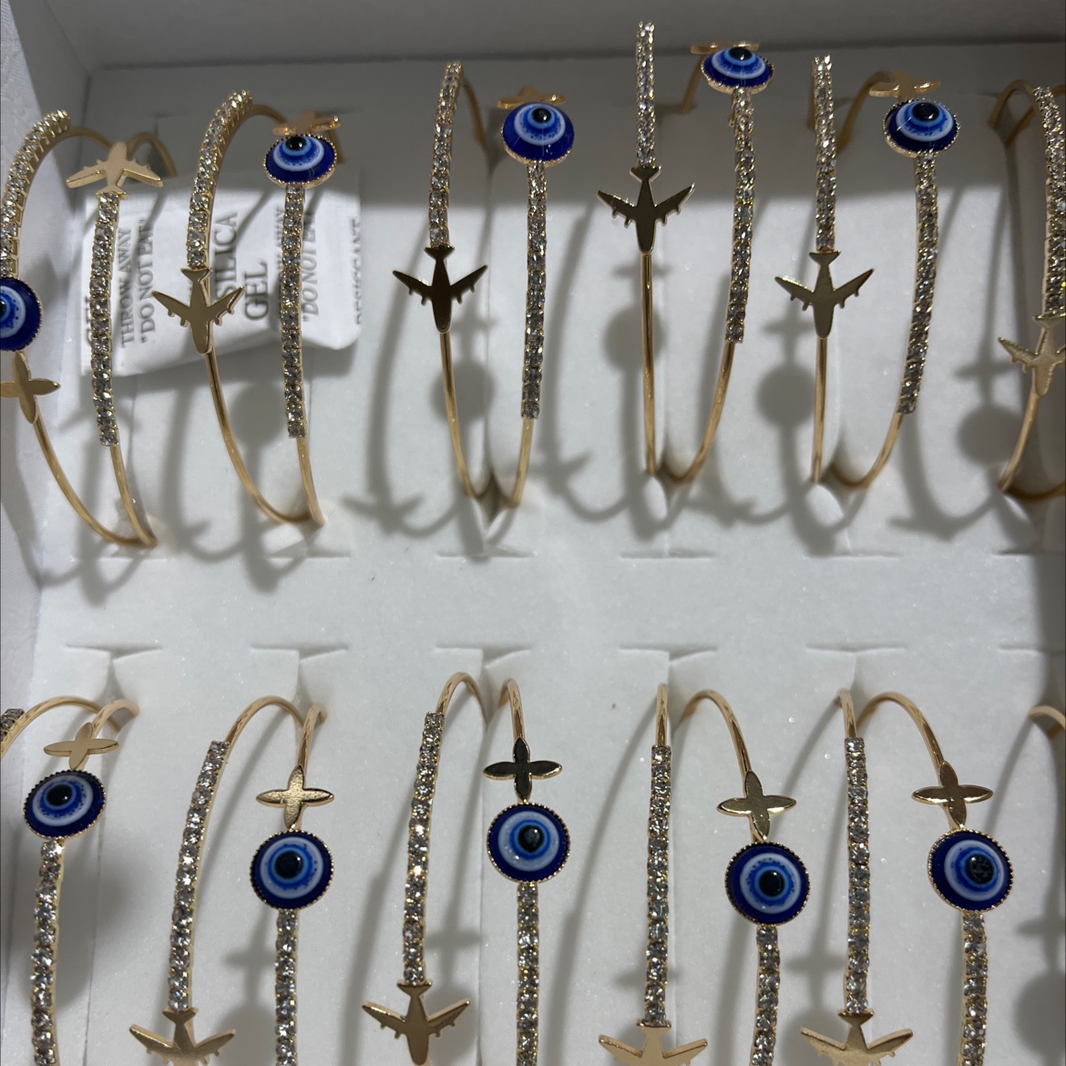 This is a light luxury, niche and exquisite circle bracelet. It is a children's hand accessory and a birthday gift bracelet for couples details Picture