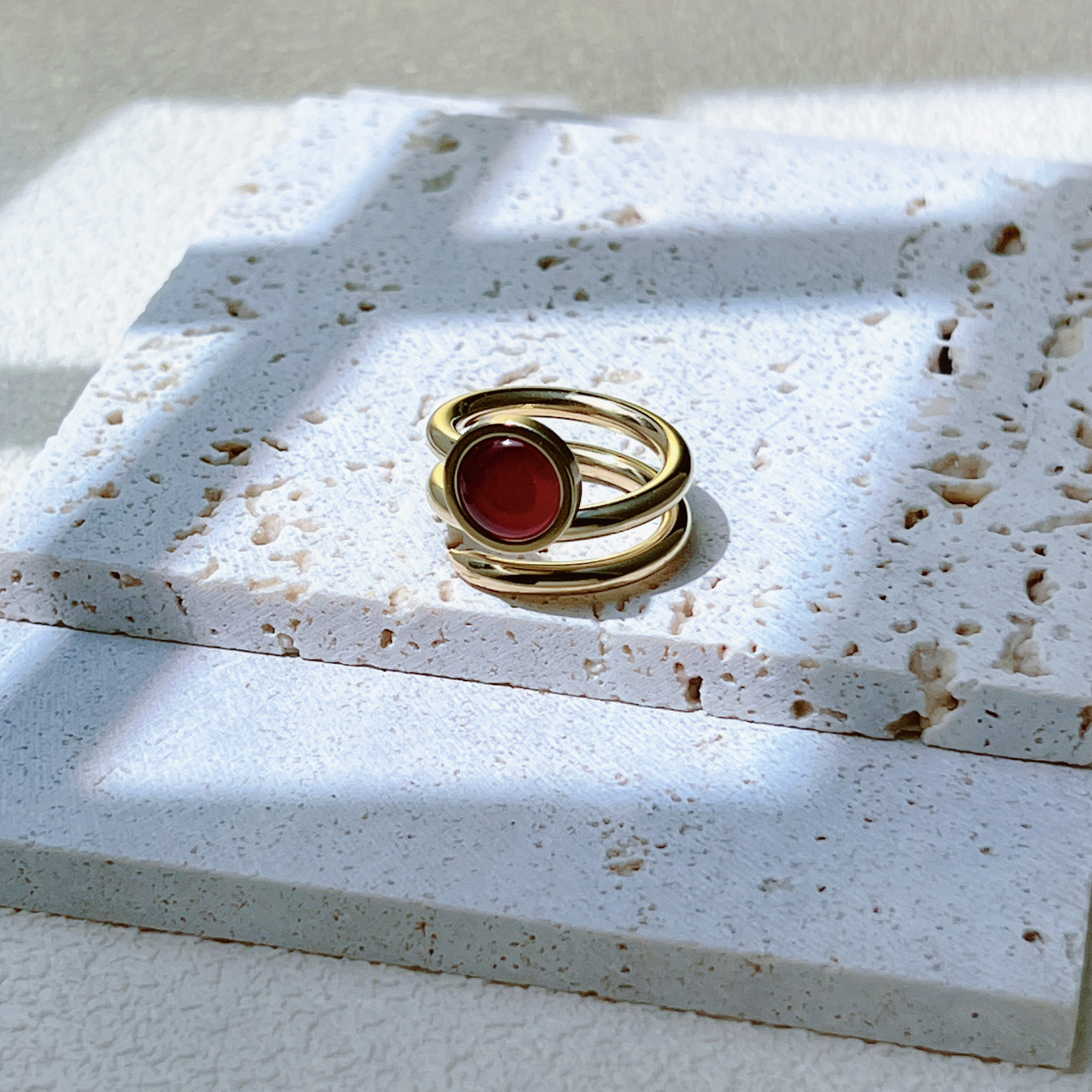 The stainless steel colored zircon ring has a delicate luster and a vintage style. The zircon is brilliant and dazzling, making it a fashionable women's ring jewelry details Picture