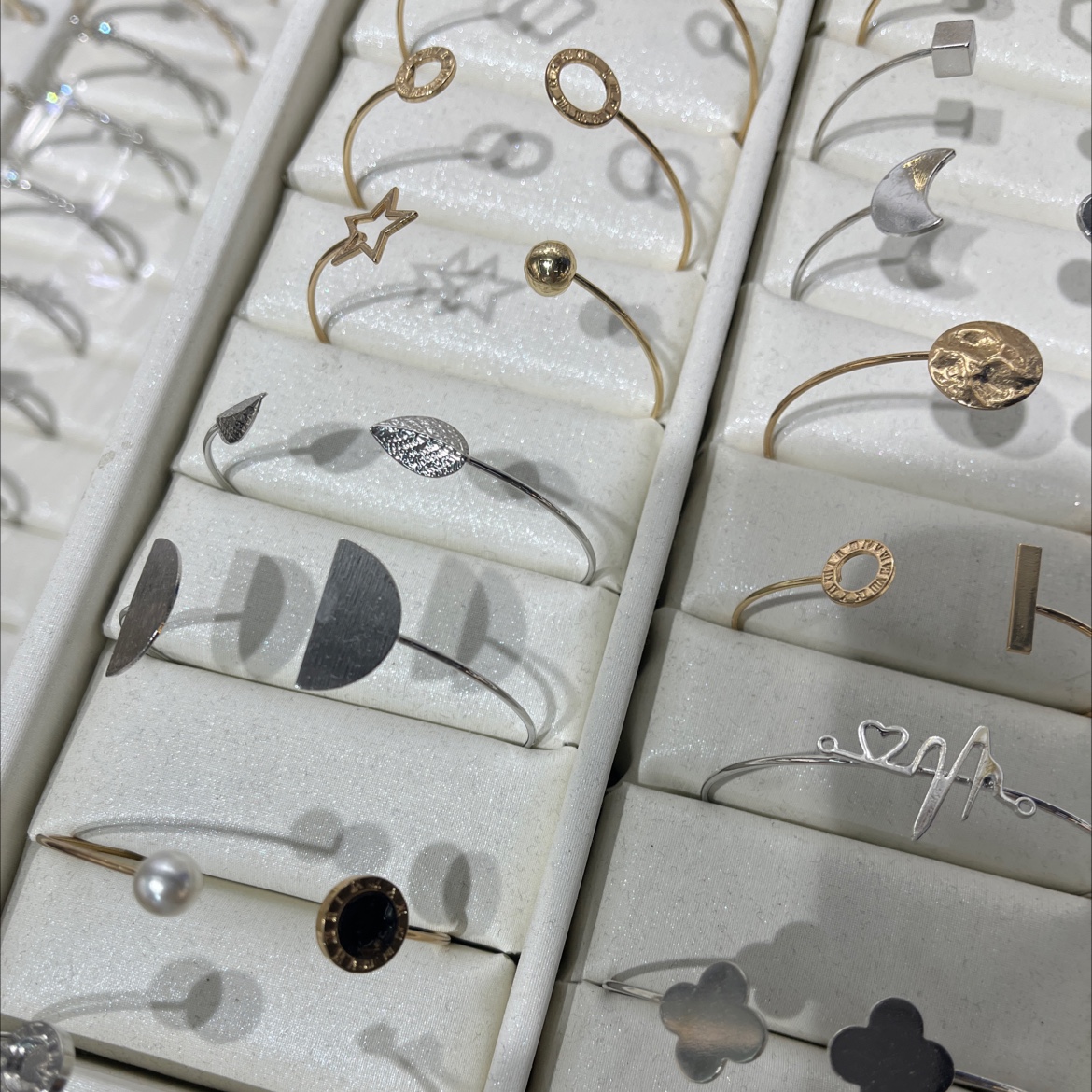 Rose gold bracelet, light luxury, niche and exquisite pigment circle, starry sky bracelet, children's style bracelet details Picture