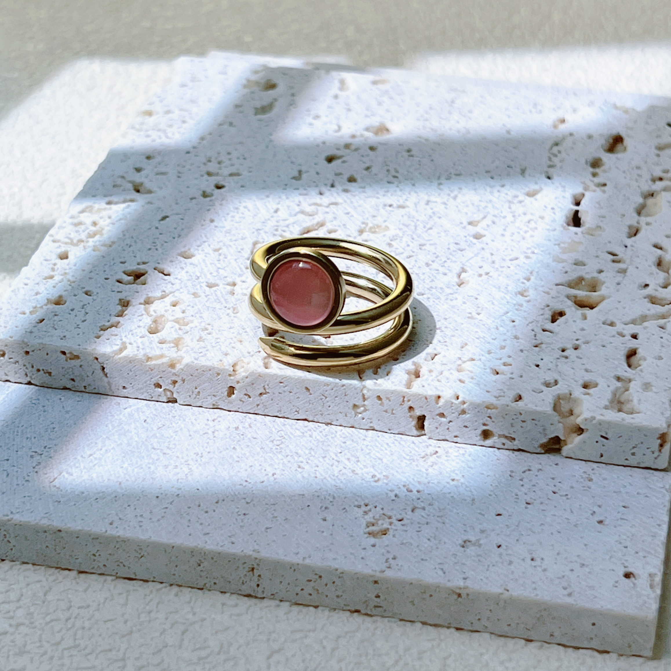 The stainless steel colored zircon ring has a delicate luster and a vintage style. The zircon is brilliant and dazzling, making it a fashionable women's ring jewelry Specification image