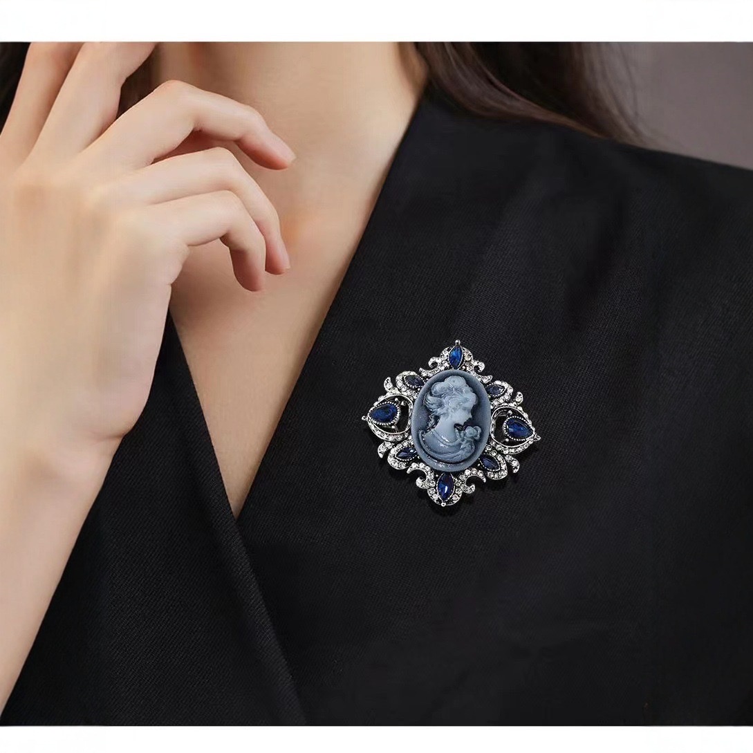 Retro and fashionable European and American popular women's brooches, beautiful head brooches, high-end rhinestone brooches, embossed design pins detail image 3