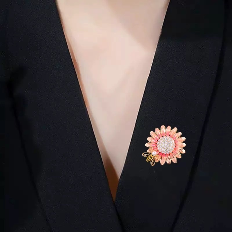 珐琅太阳花胸针高档女精致蜜蜂雏菊胸花小众设计感别针西装配饰品 白底实物图