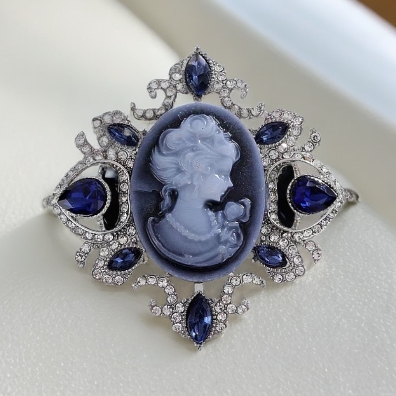 Retro and fashionable European and American popular women's brooches, beautiful head brooches, high-end rhinestone brooches, embossed design pins detail image 6