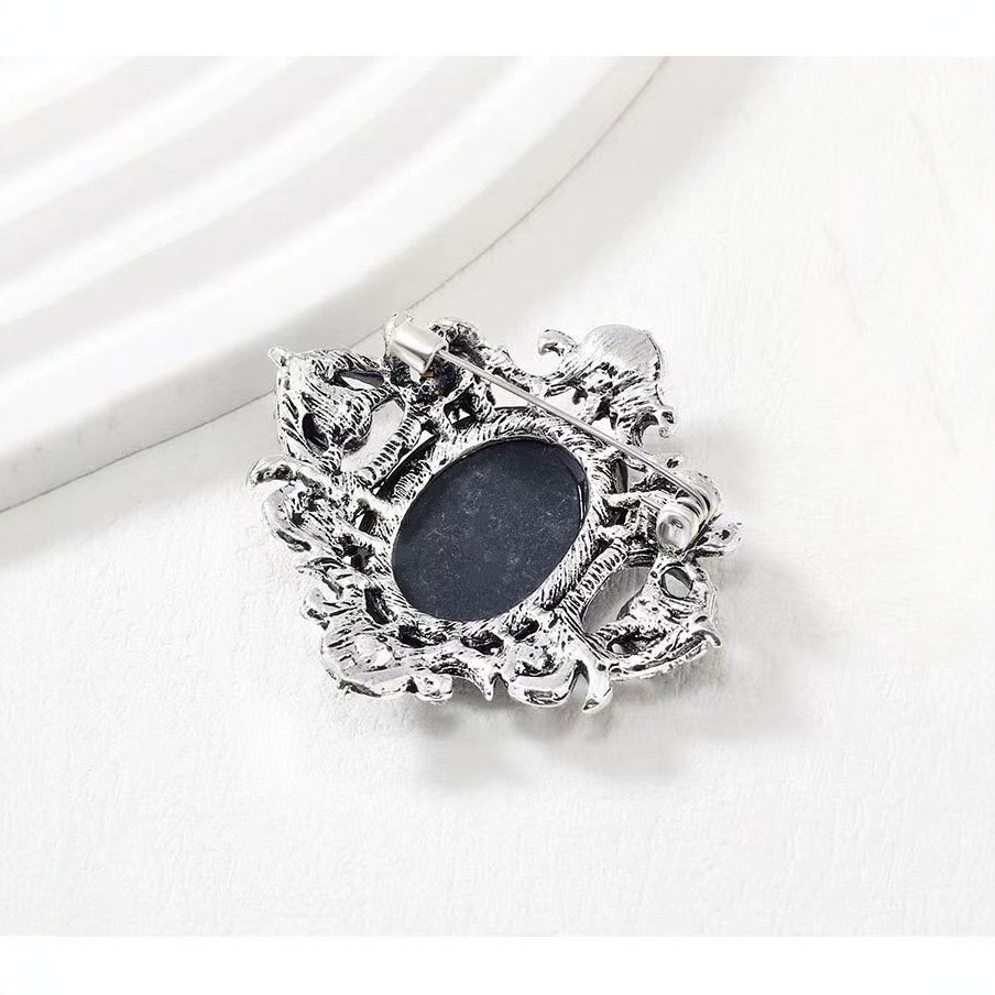 Retro and fashionable European and American popular women's brooches, beautiful head brooches, high-end rhinestone brooches, embossed design pins detail image 4
