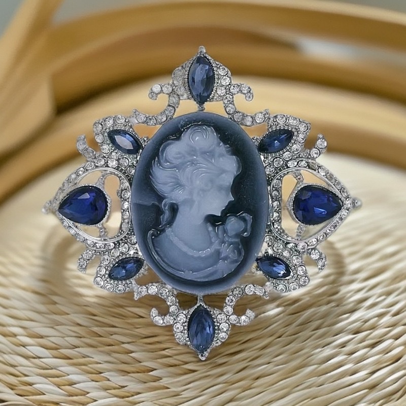 Retro and fashionable European and American popular women's brooches, beautiful head brooches, high-end rhinestone brooches, embossed design pins Application Scenario