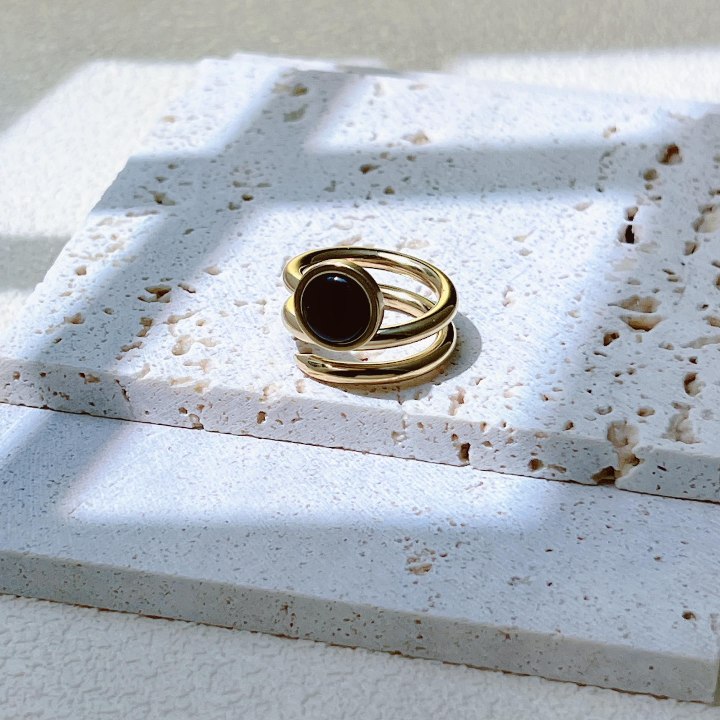 The stainless steel colored zircon ring has a delicate luster and a vintage style. The zircon is brilliant and dazzling, making it a fashionable women's ring jewelry