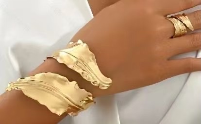 The leaf bracelet is exquisitely handcrafted, a high-end and fashionable ladies' bracelet
