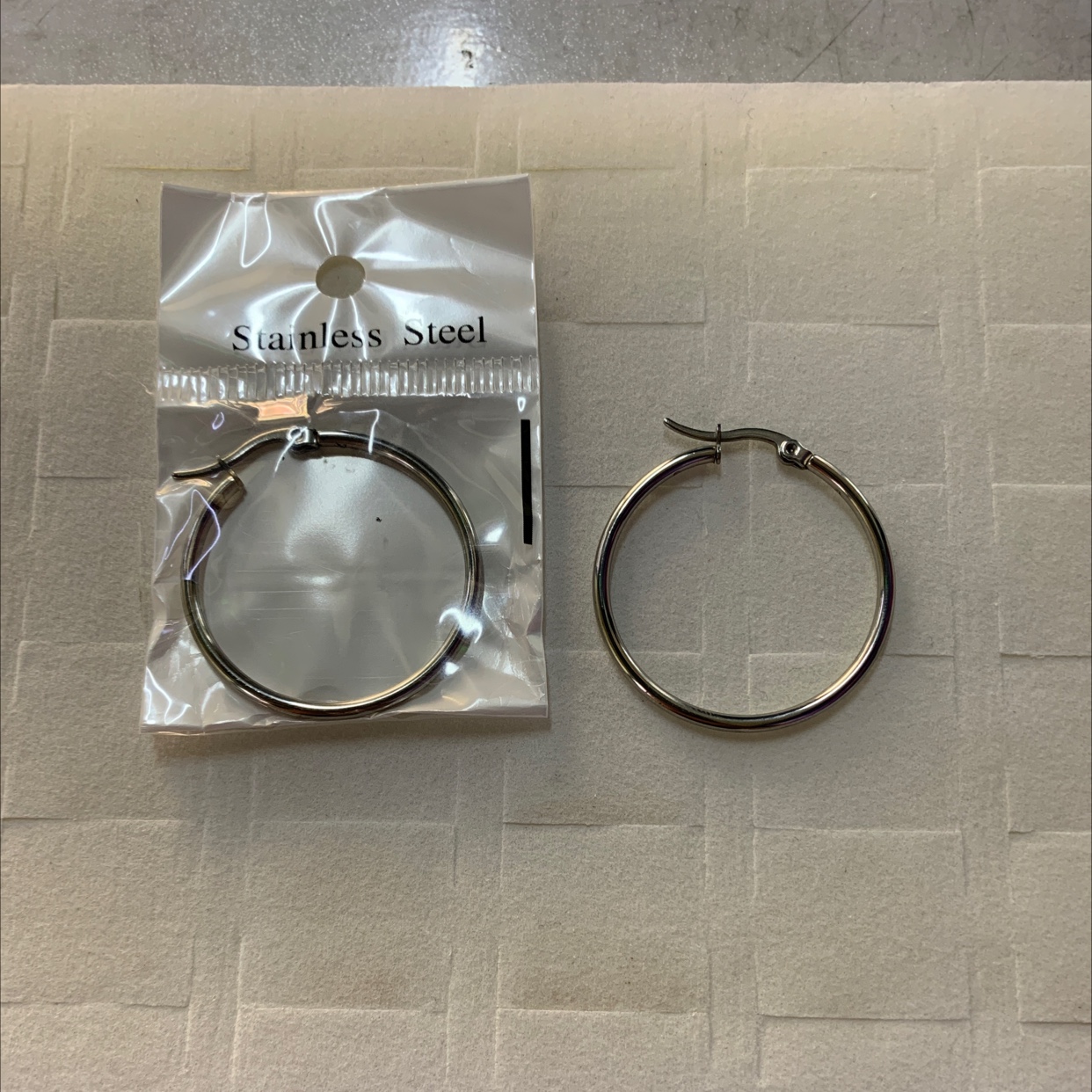 程洁不锈钢材质饰品光圈白色款式时尚休闲百搭韩版修身大气上档次不绣钢耳钉