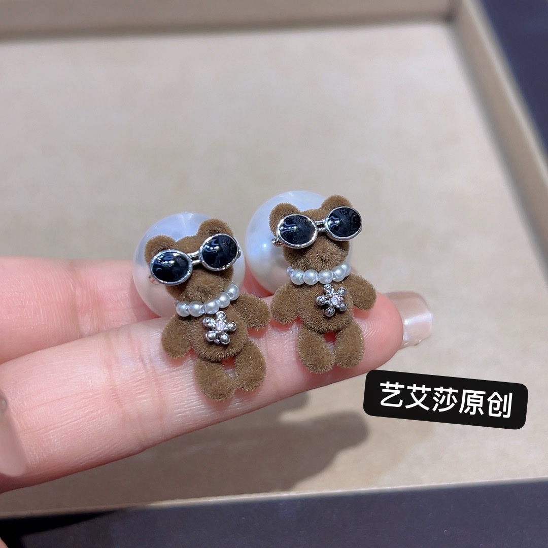 Korean-style plush cool little bear, cool and stylish details Picture