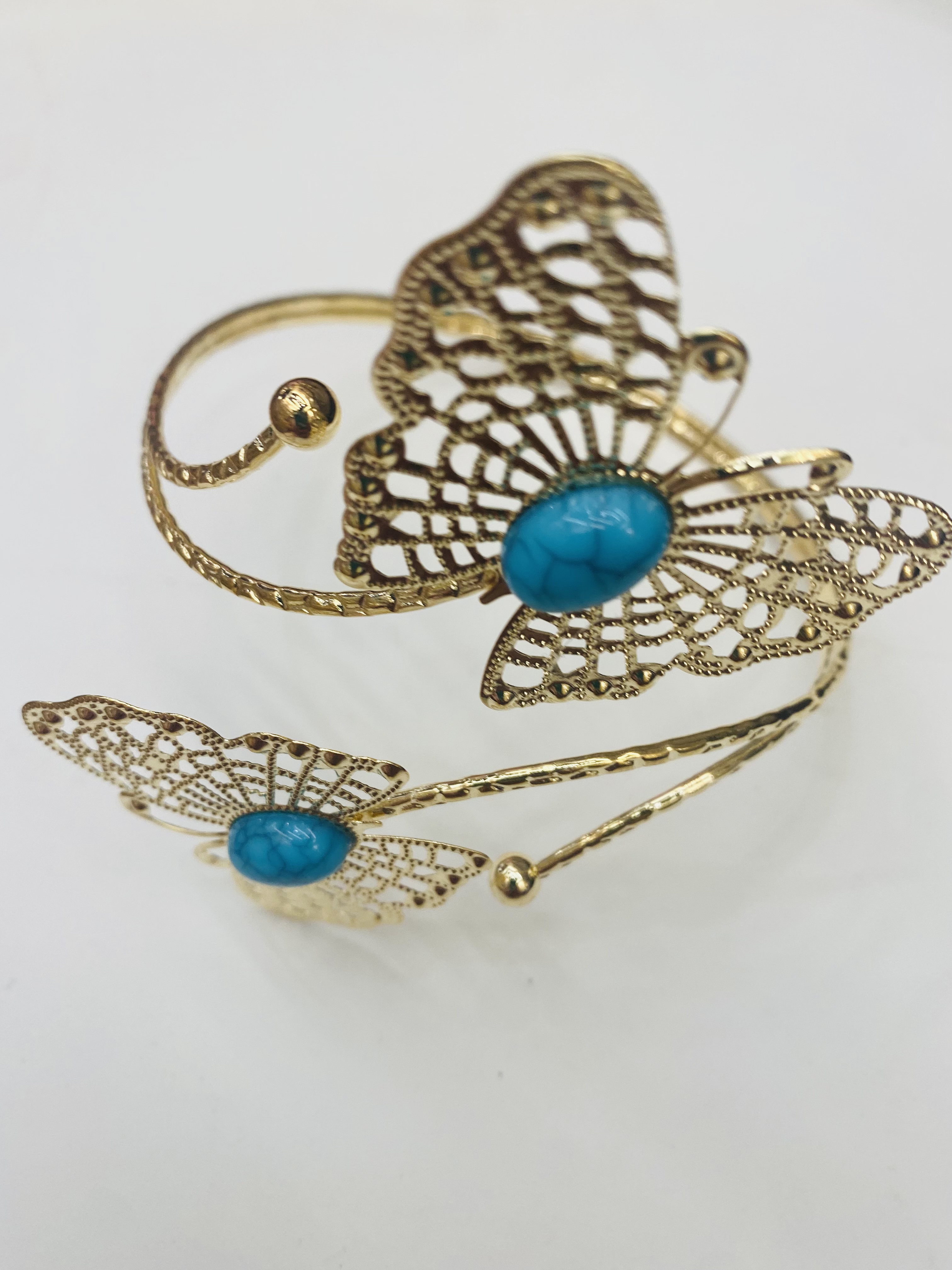 Exquisite handcrafted arm bracelet, a fashionable and elegant bracelet for women