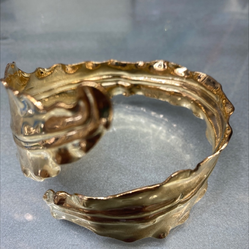 The leaf bracelet is exquisitely handcrafted, a high-end and fashionable ladies' bracelet details Picture