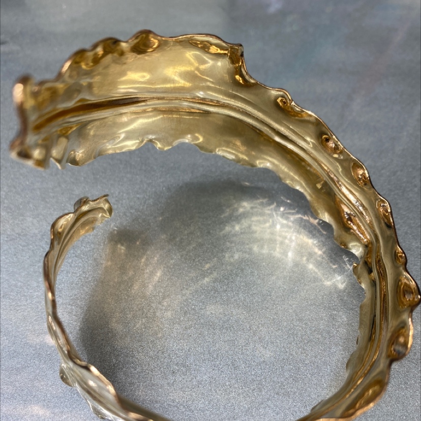The leaf bracelet is exquisitely handcrafted, a high-end and fashionable ladies' bracelet Application Scenario