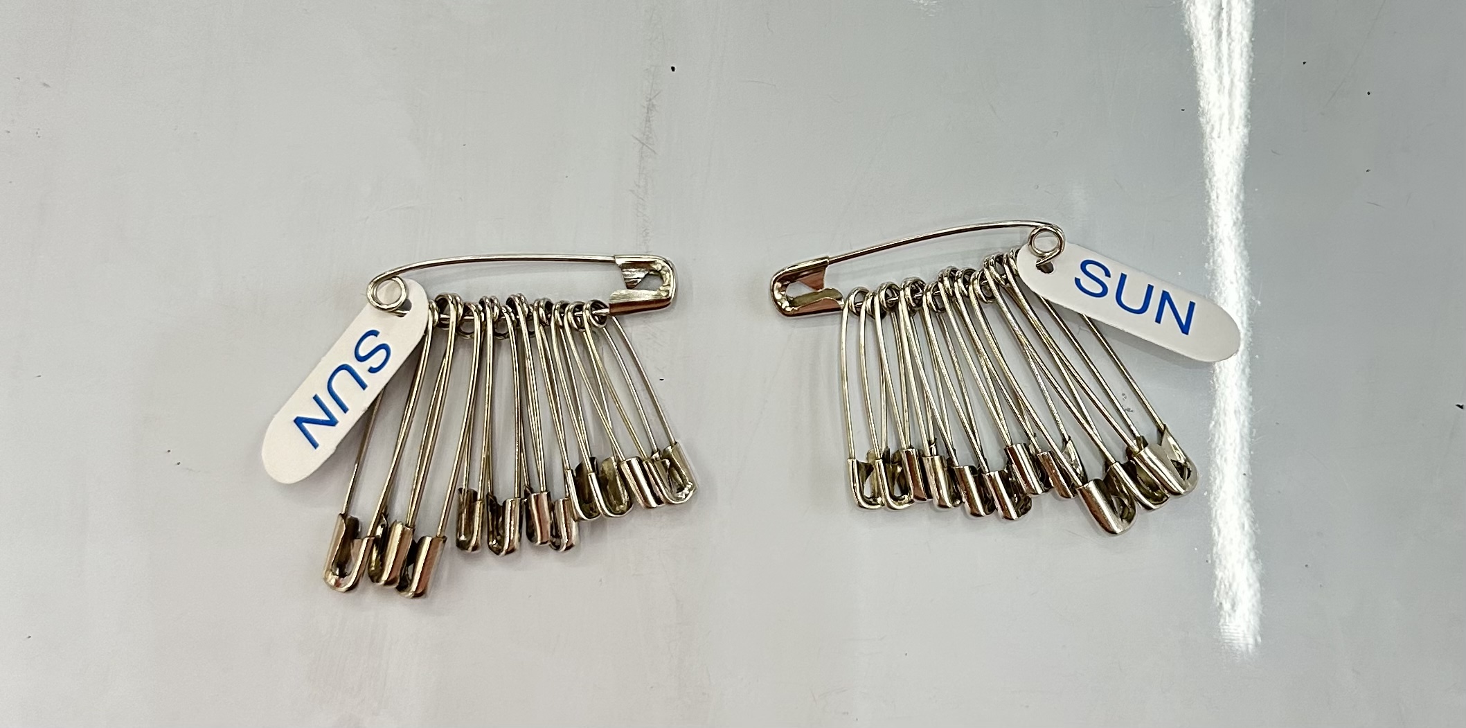 Safety pins, stainless steel material, no lever faded