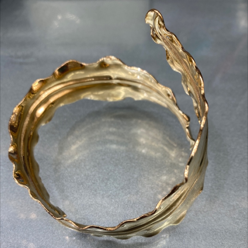 The leaf bracelet is exquisitely handcrafted, a high-end and fashionable ladies' bracelet Specification image