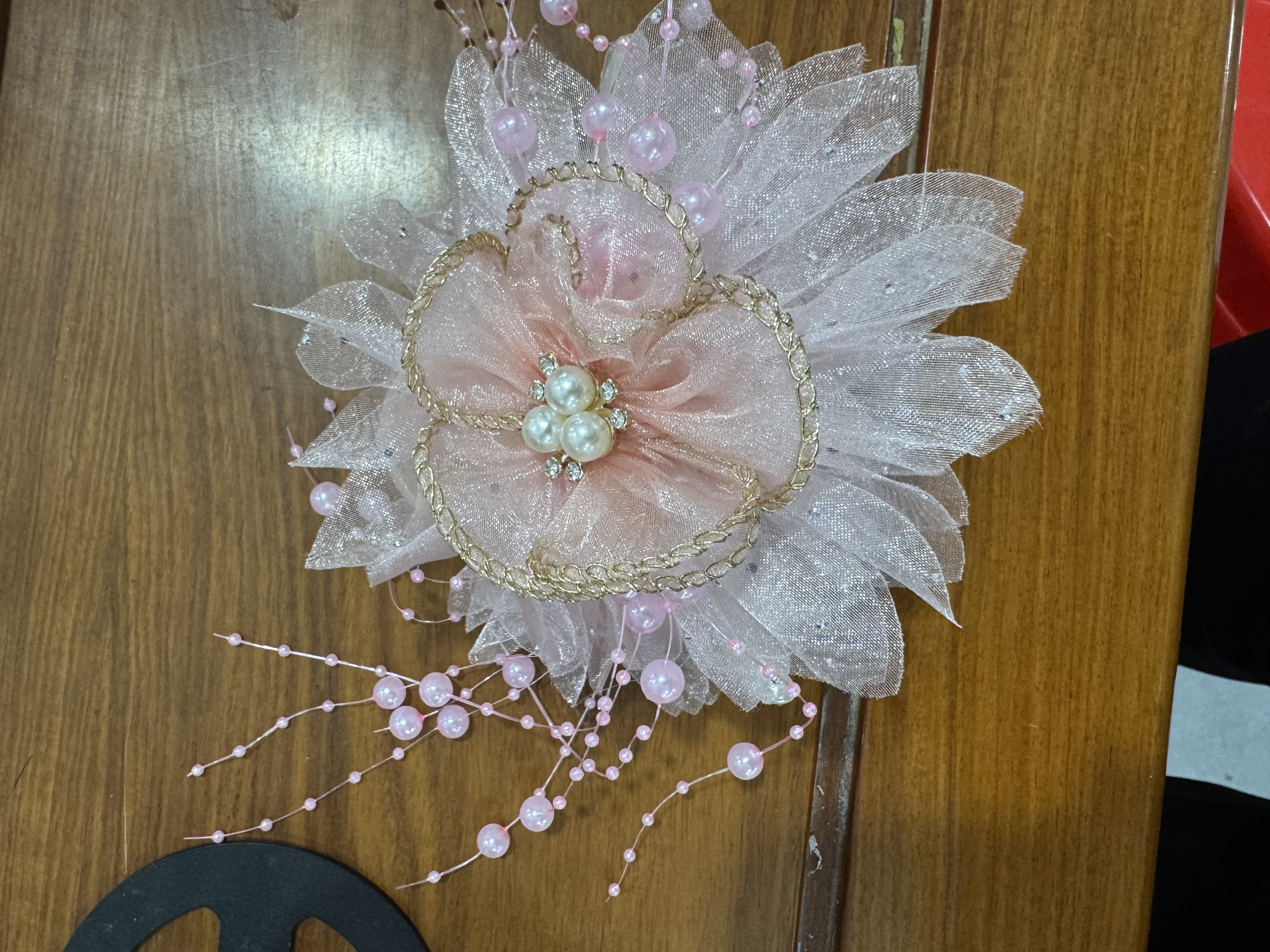 Long chains of golden-edged roses